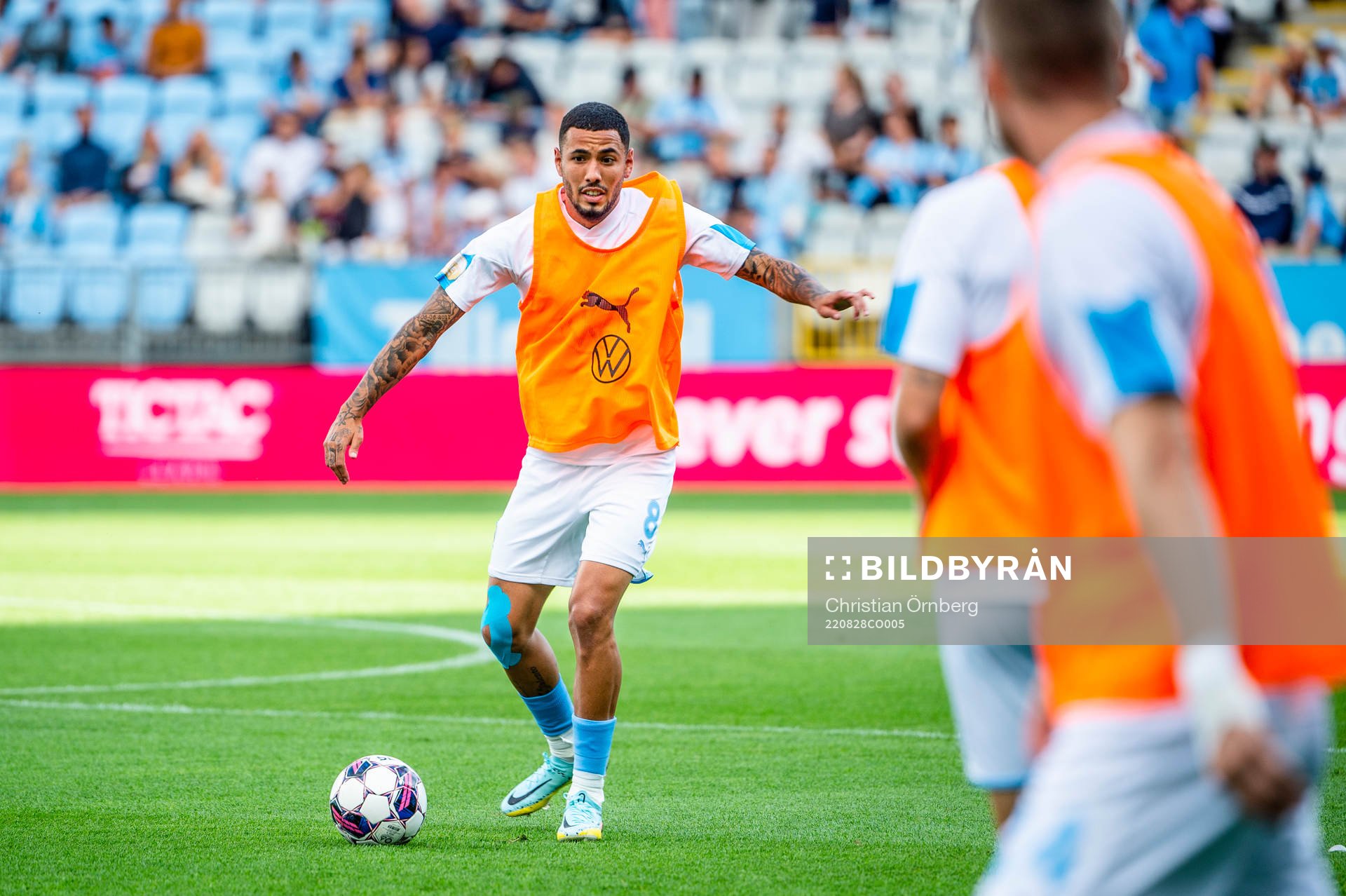Malmö FFs Sergio Pena värmer upp innan fotbollsmatchen i