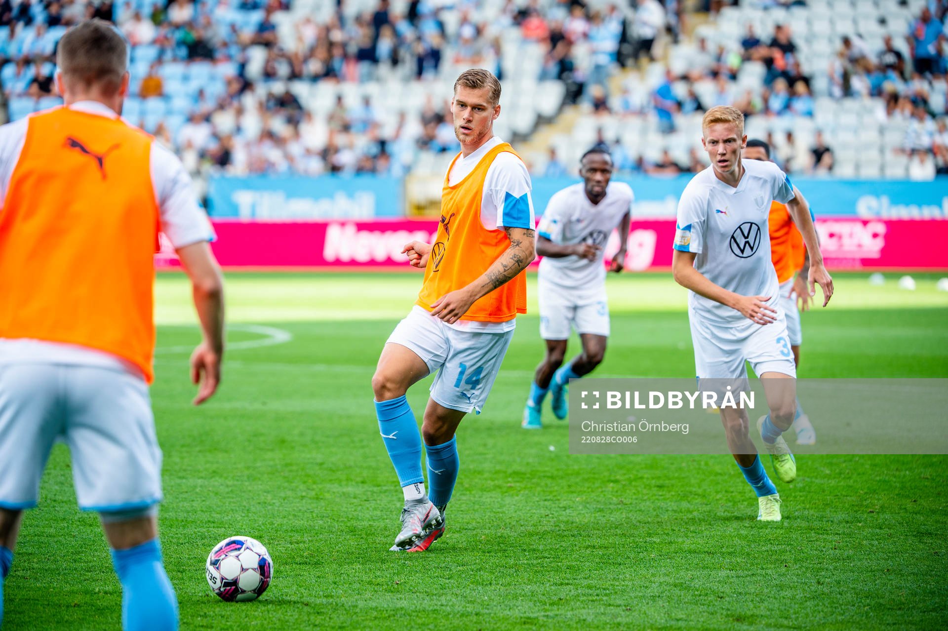Malmö FFs Felix Beijmo och Hugo Larsson värmer upp innan