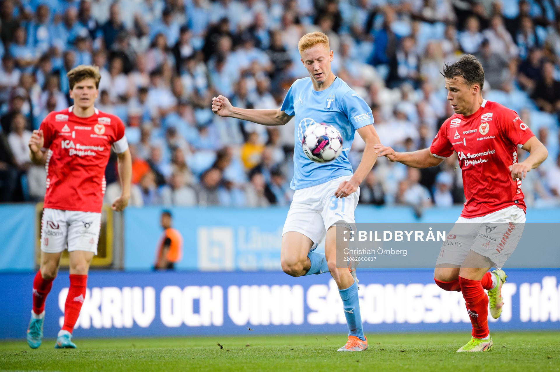Malmö FFs Hugo Larsson och Kalmars Simon Skrabb