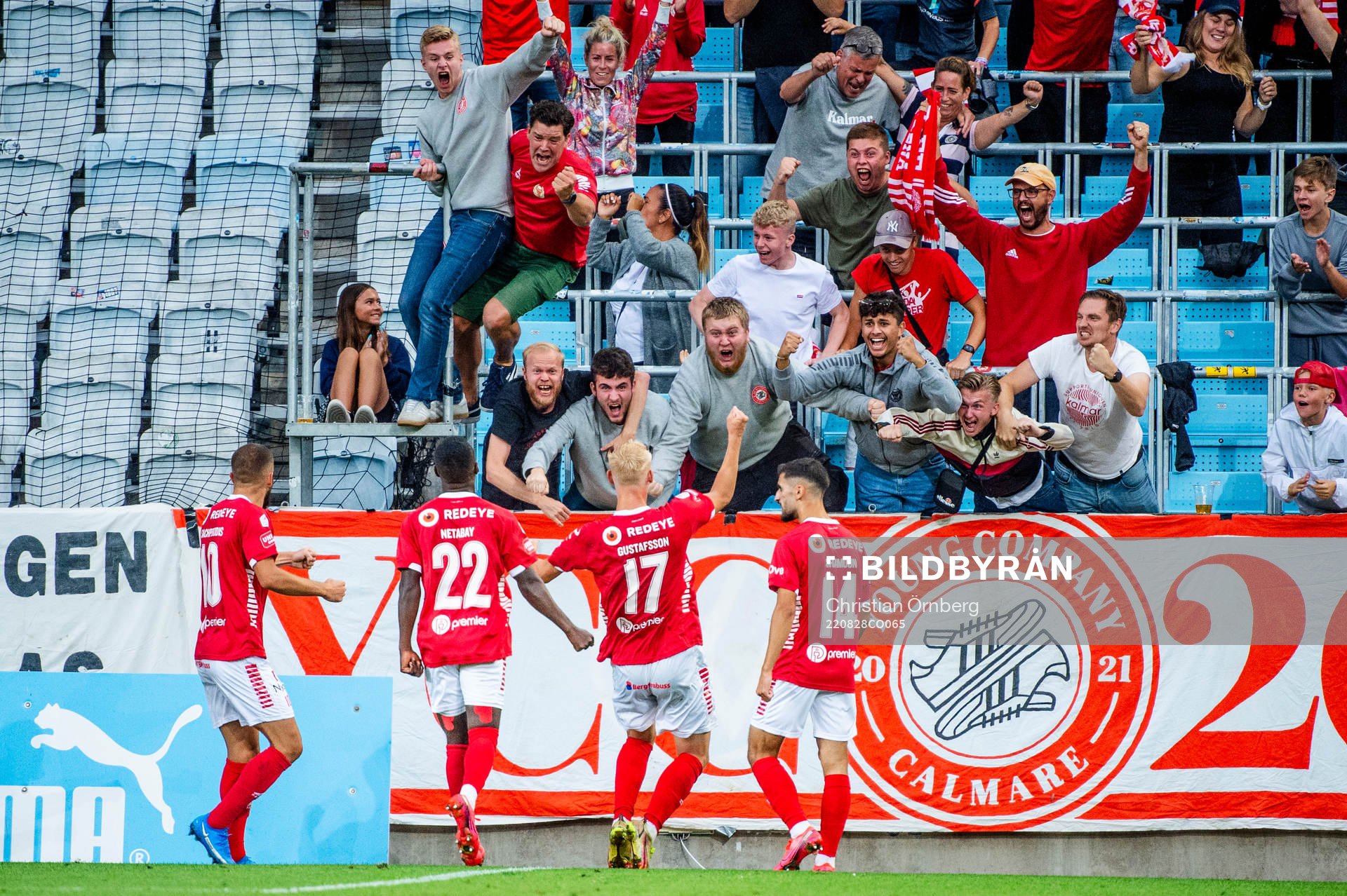 Kalmars spelare jublar med supportrarna