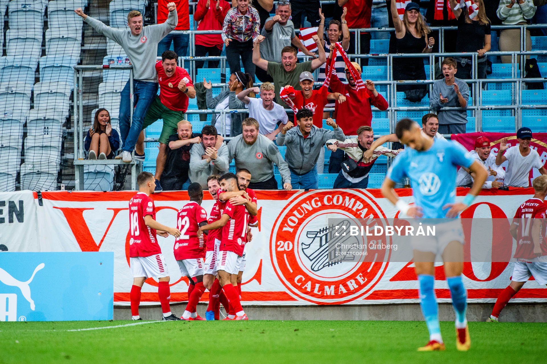 Kalmars spelare jublar med supportrarna