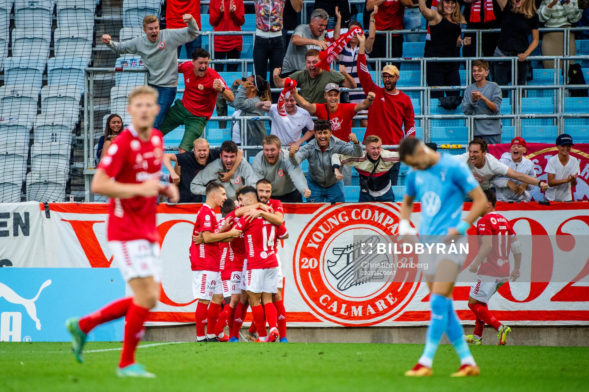 Kalmars spelare jublar med supportrarna