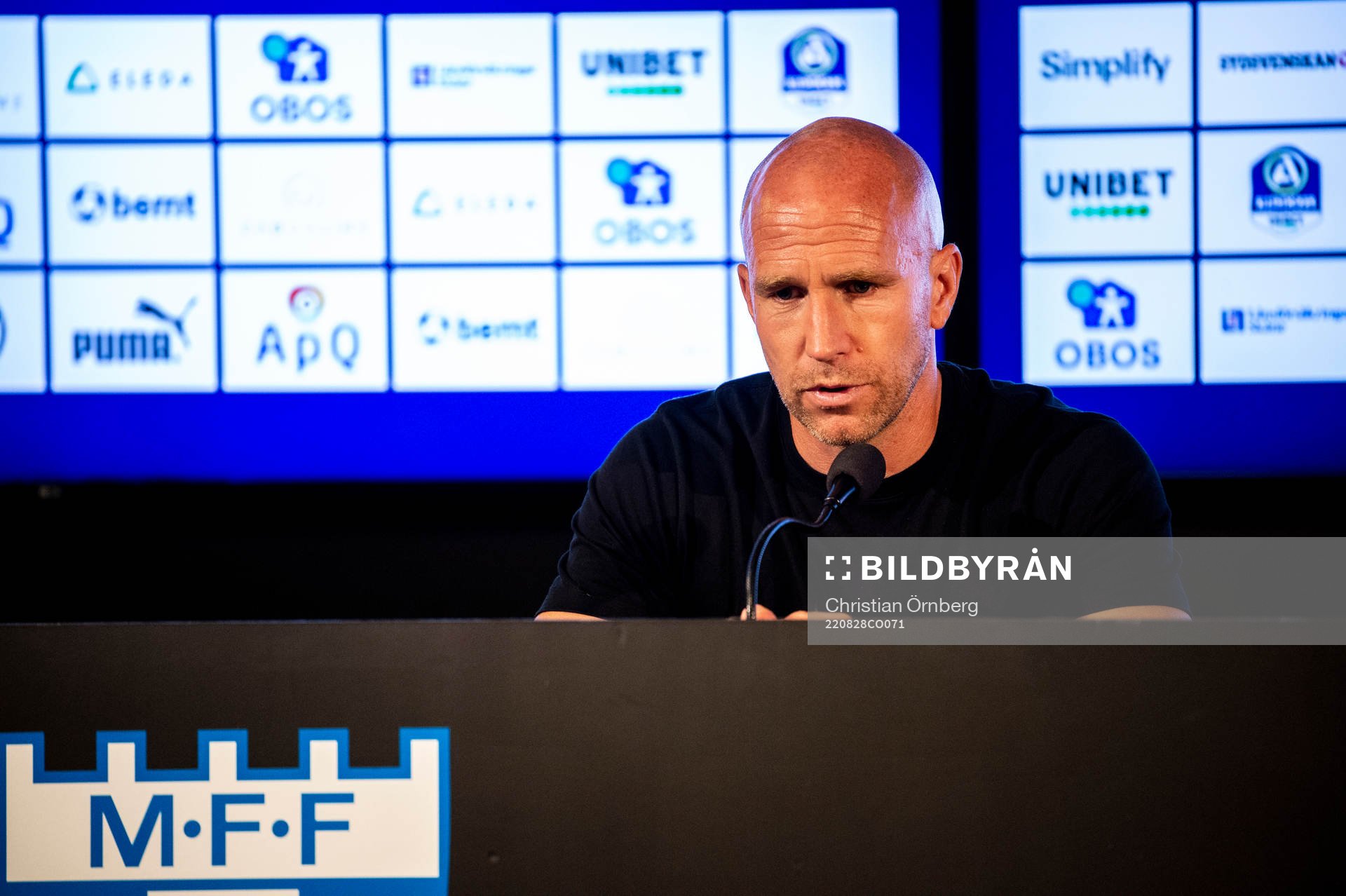 Kalmars tränare Henrik Rydström på en presskonferens