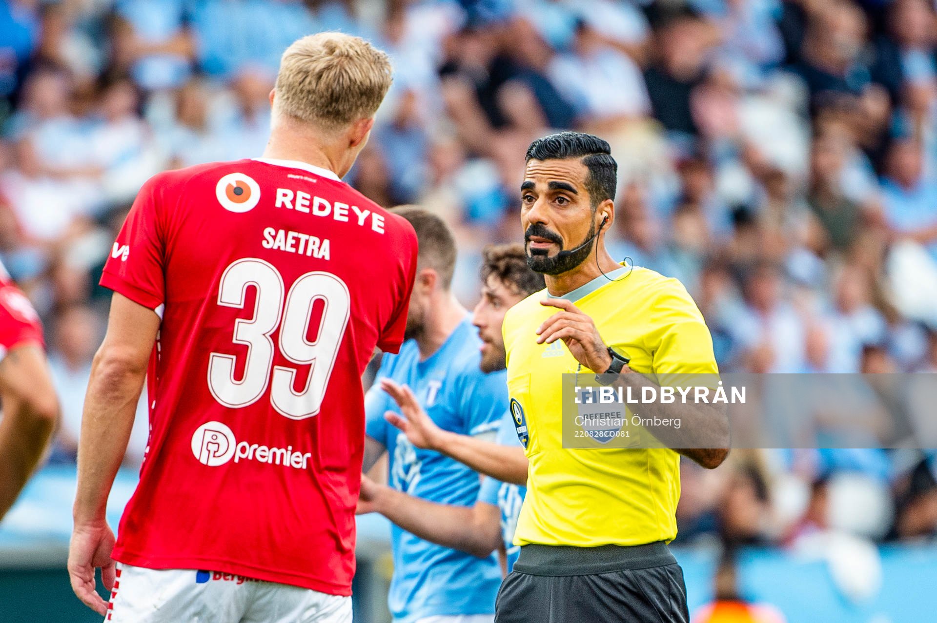 Kalmars Lars Sætra och domare Mohammed Al-Hakim