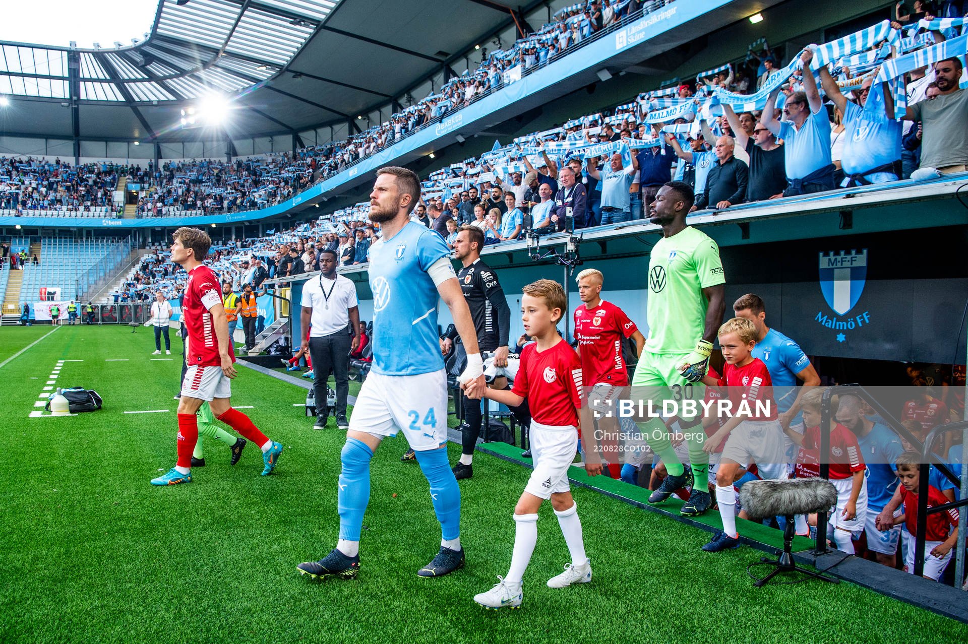 Malmö FFs Lasse Nielsen och målvakt Ismael Diawara kommer