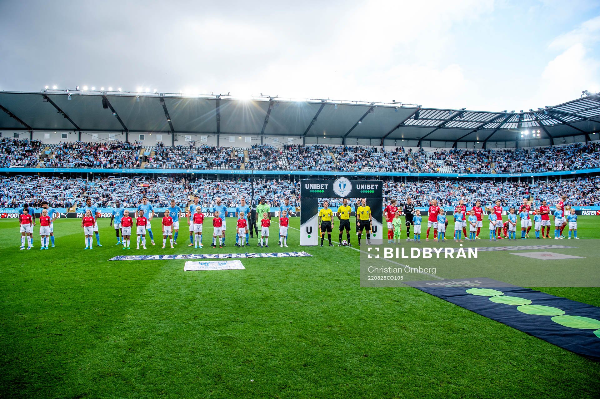 Lagen ställer upp innan fotbollsmatchen i Allsvenskan