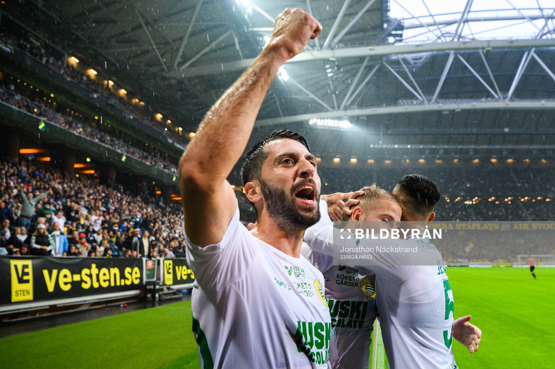 Hammarbys Nahir Besara jublar