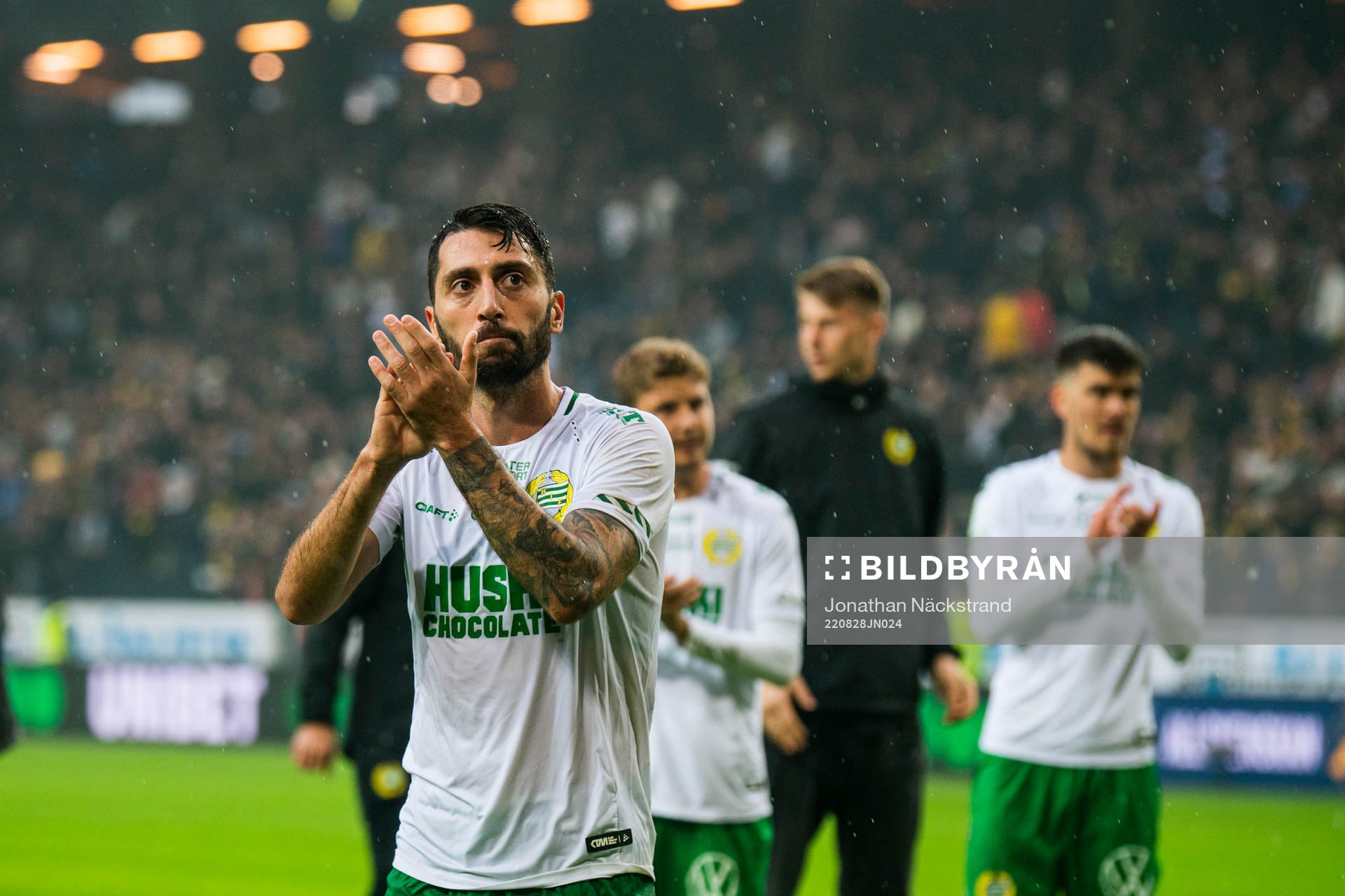 Hammarbys Nahir Besara tackar publiken