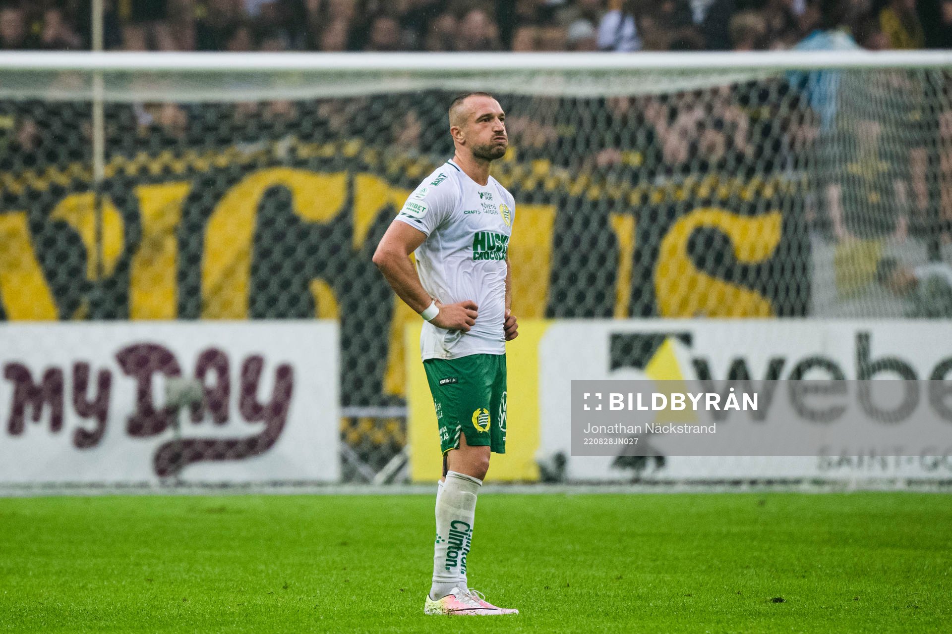 Hammarbys Veton Berisha reagerar efter fotbollsmatchen i Allsvenskan mellan AIK och Hammarby den 28 augusti 2022 i Stockholm. 