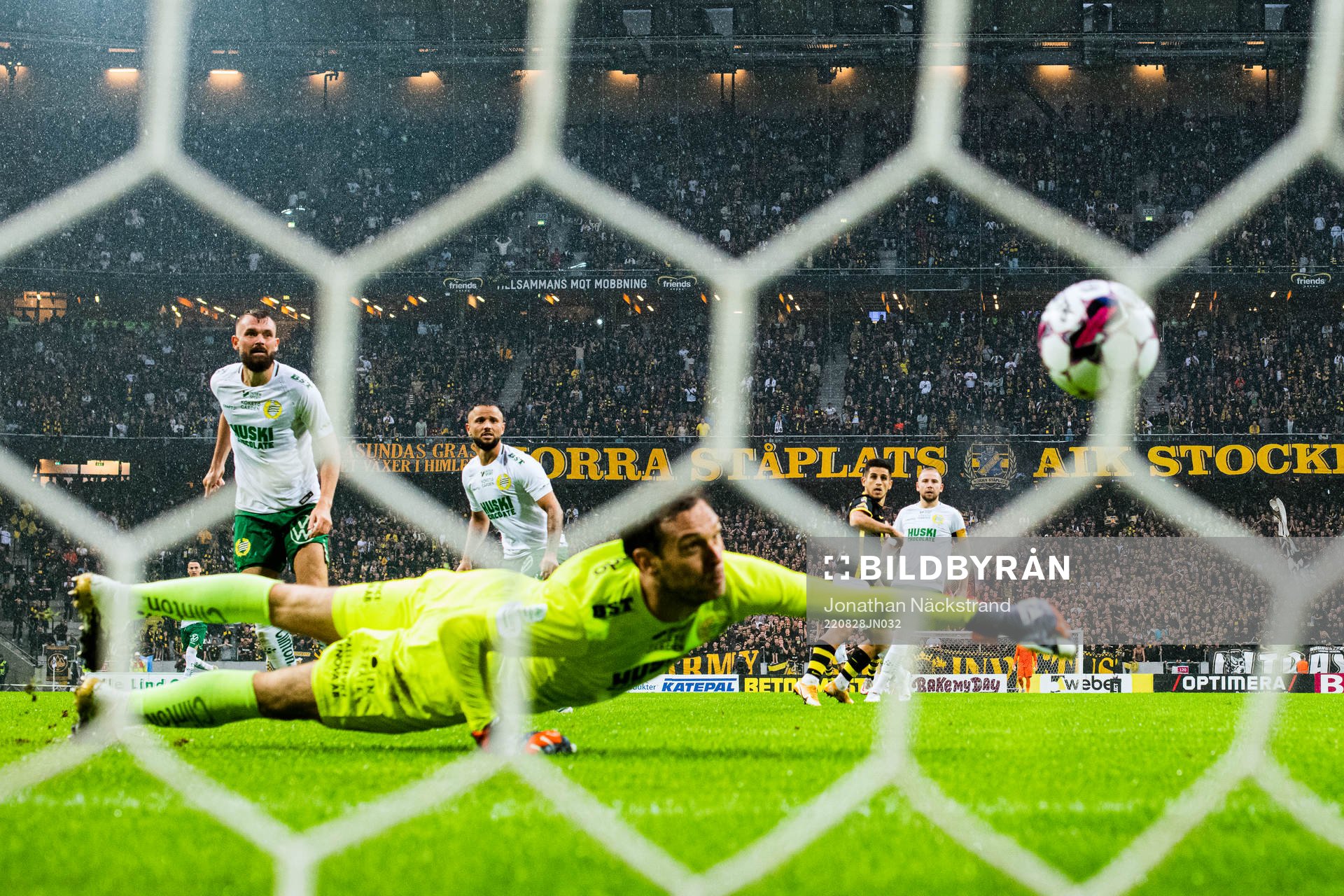 s Nicolas Stefanelli gör 2-1 förbi Hammarbys målvakt