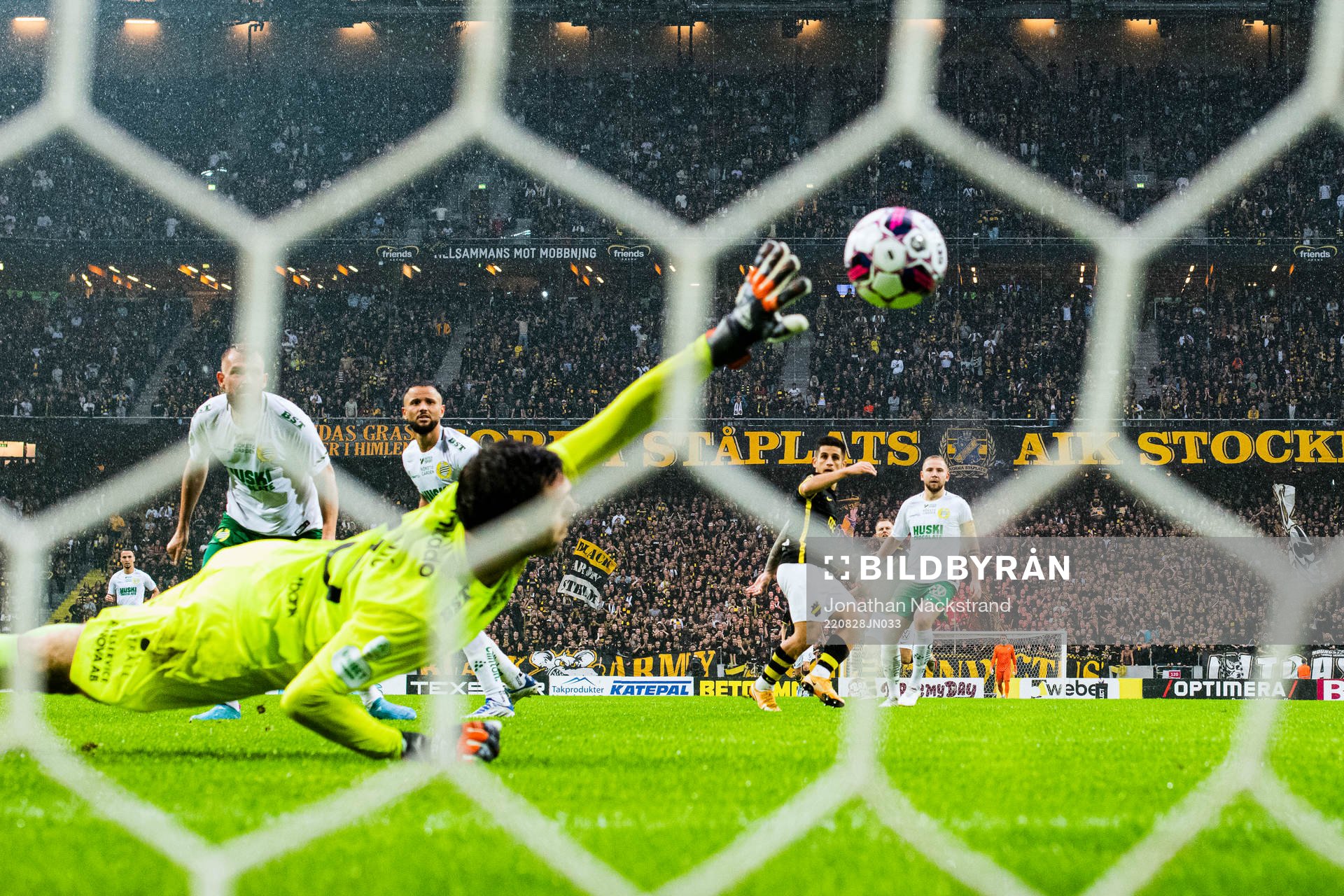 s Nicolas Stefanelli gör 2-1 förbi Hammarbys målvakt