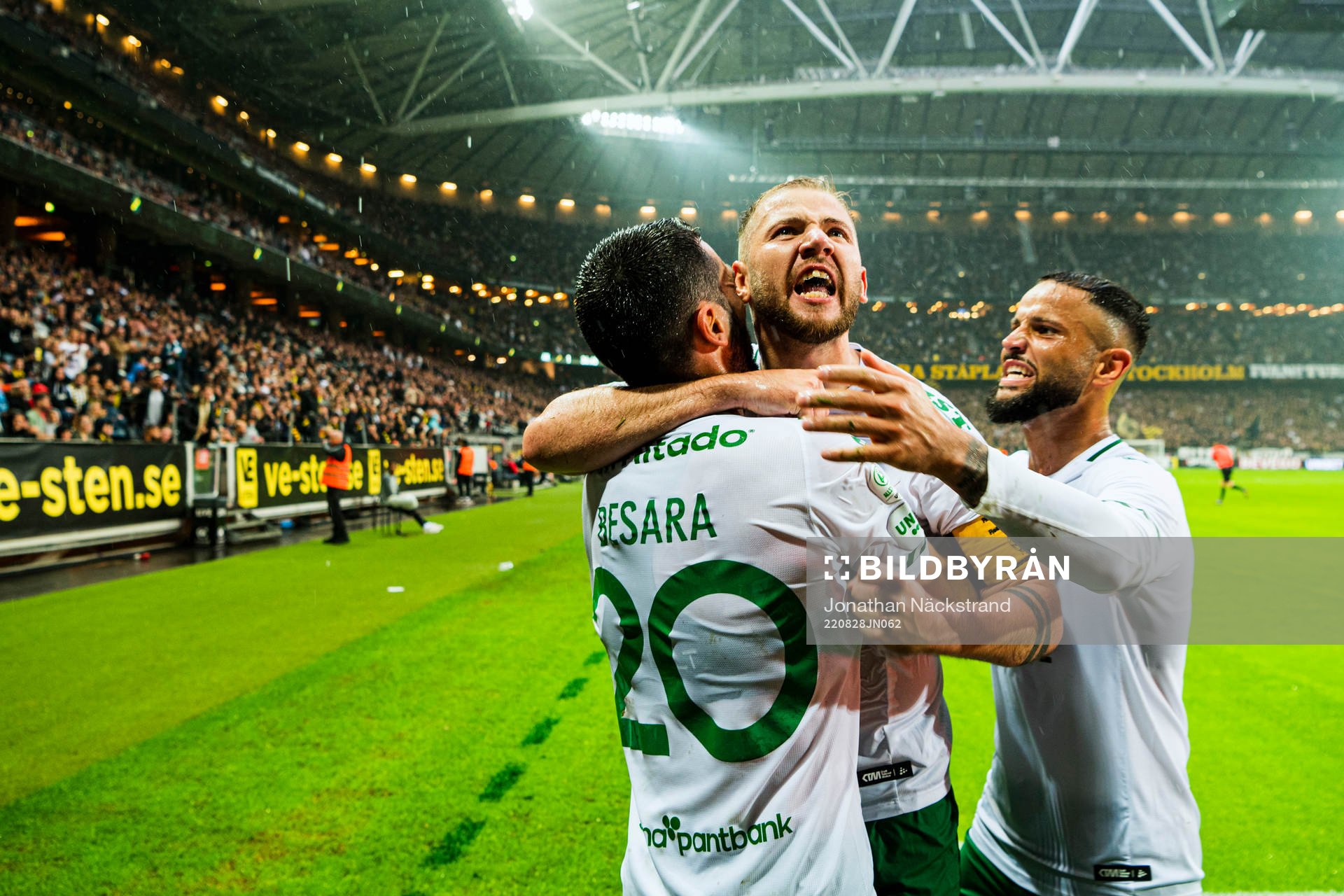 Hammarbys Nahir Besara jublar med lagkamrater