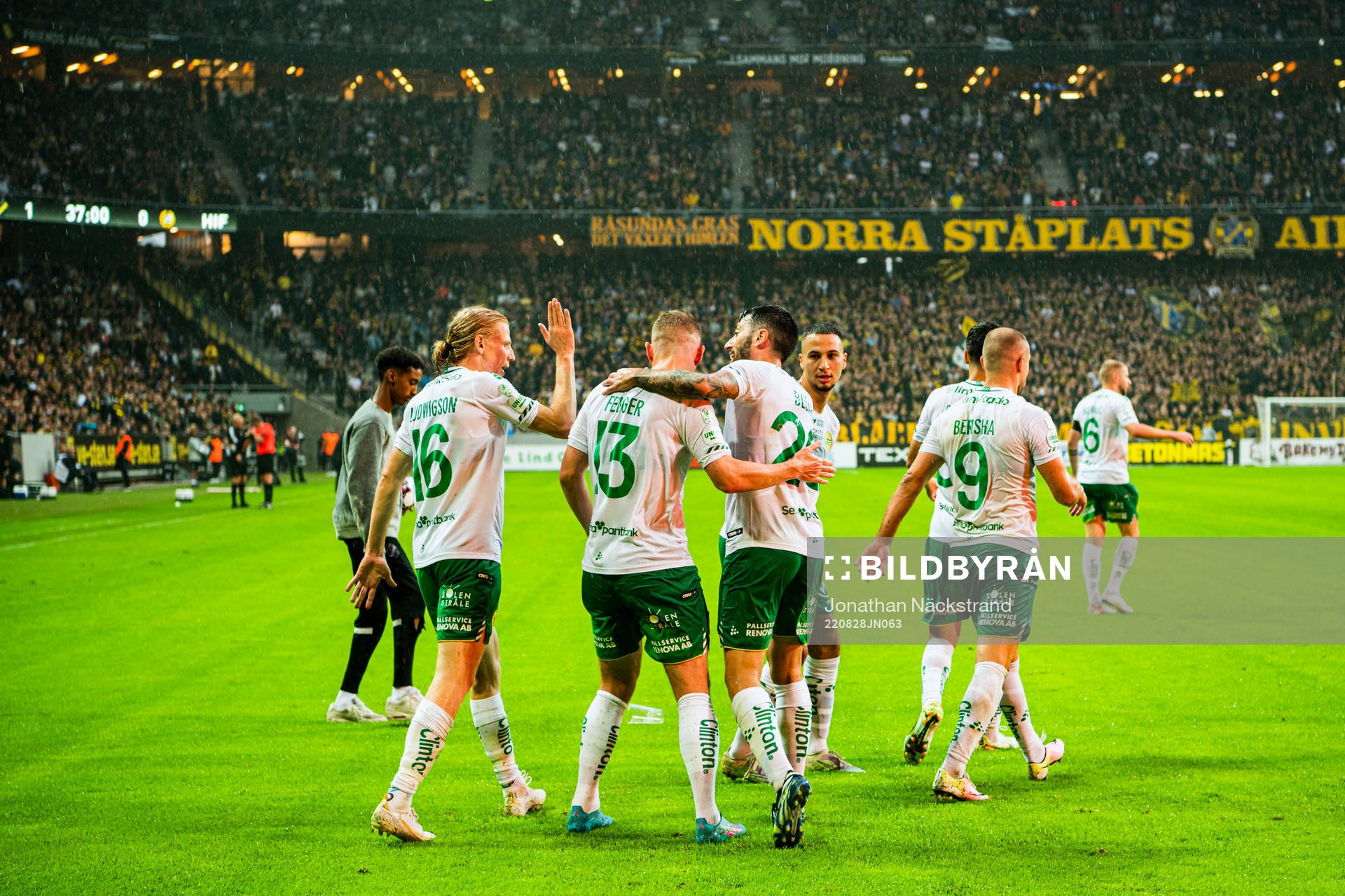 Hammarbys Nahir Besara jublar med lagkamrater