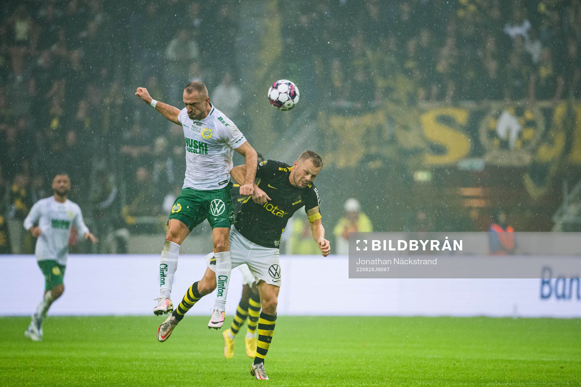 Hammarbys Veton Berisha och AIK:s Sebastian Larsson under fotbollsmatchen i Allsvenskan mellan AIK och Hammarby den 28 augusti 2022 i Stockholm.