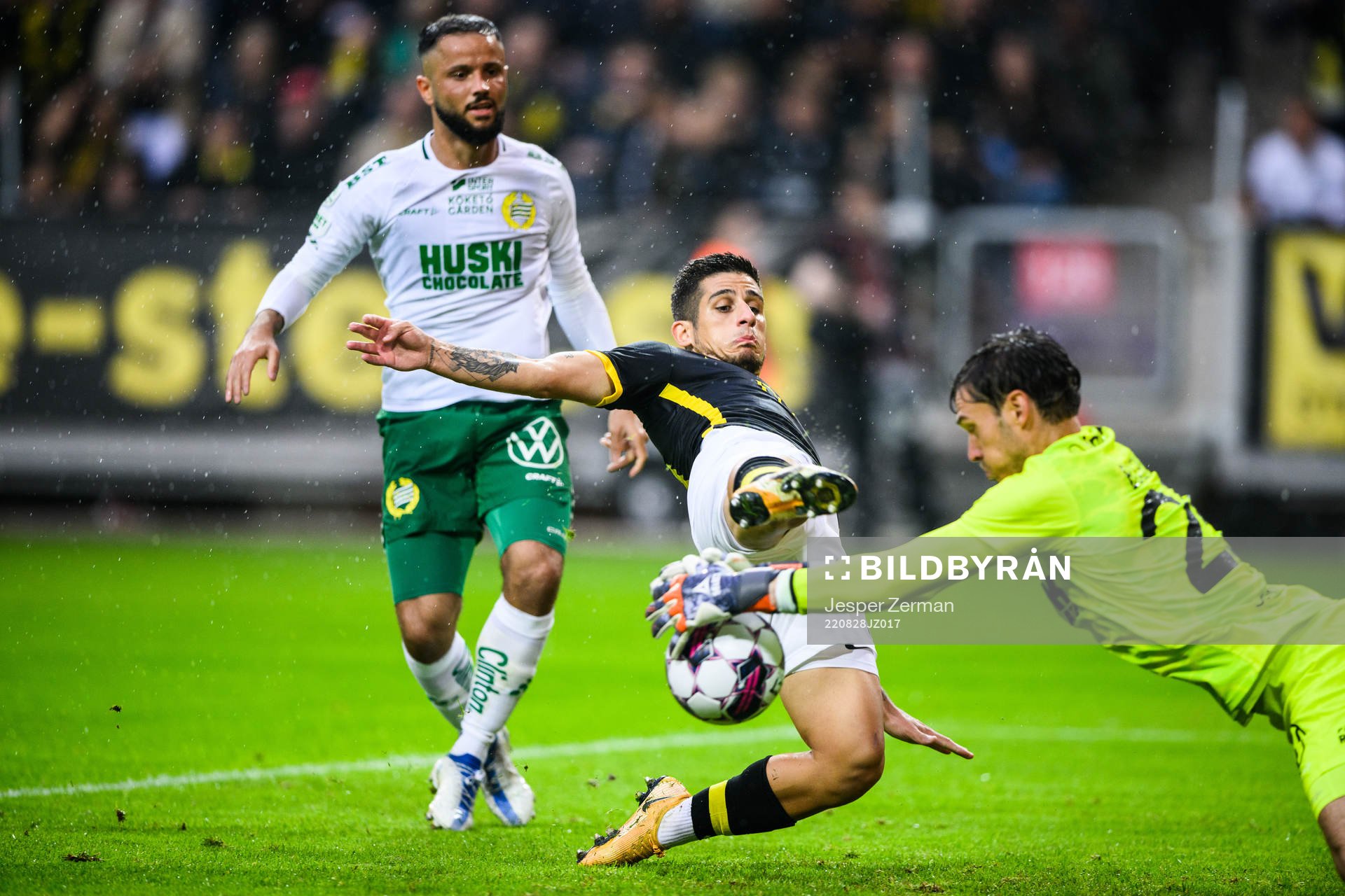 Hammarbys Mohanad Jeahze och AIKs Nicolas Stefanelli under fotbollsmatchen i Allsvenskan mellan AIK och Hammarby den 28 augusti 2022 i Stockholm.