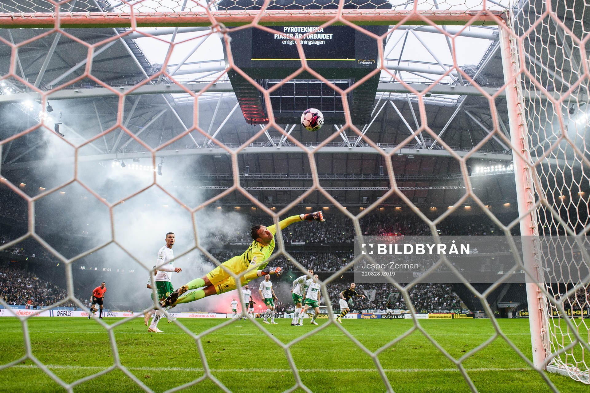Hammarbys målvakt Davor Blazevic släpper in 1-0 av AIKs John Guidetti under fotbollsmatchen i Allsvenskan mellan AIK och Hammarby den 28 augusti 2022 i Stockholm.