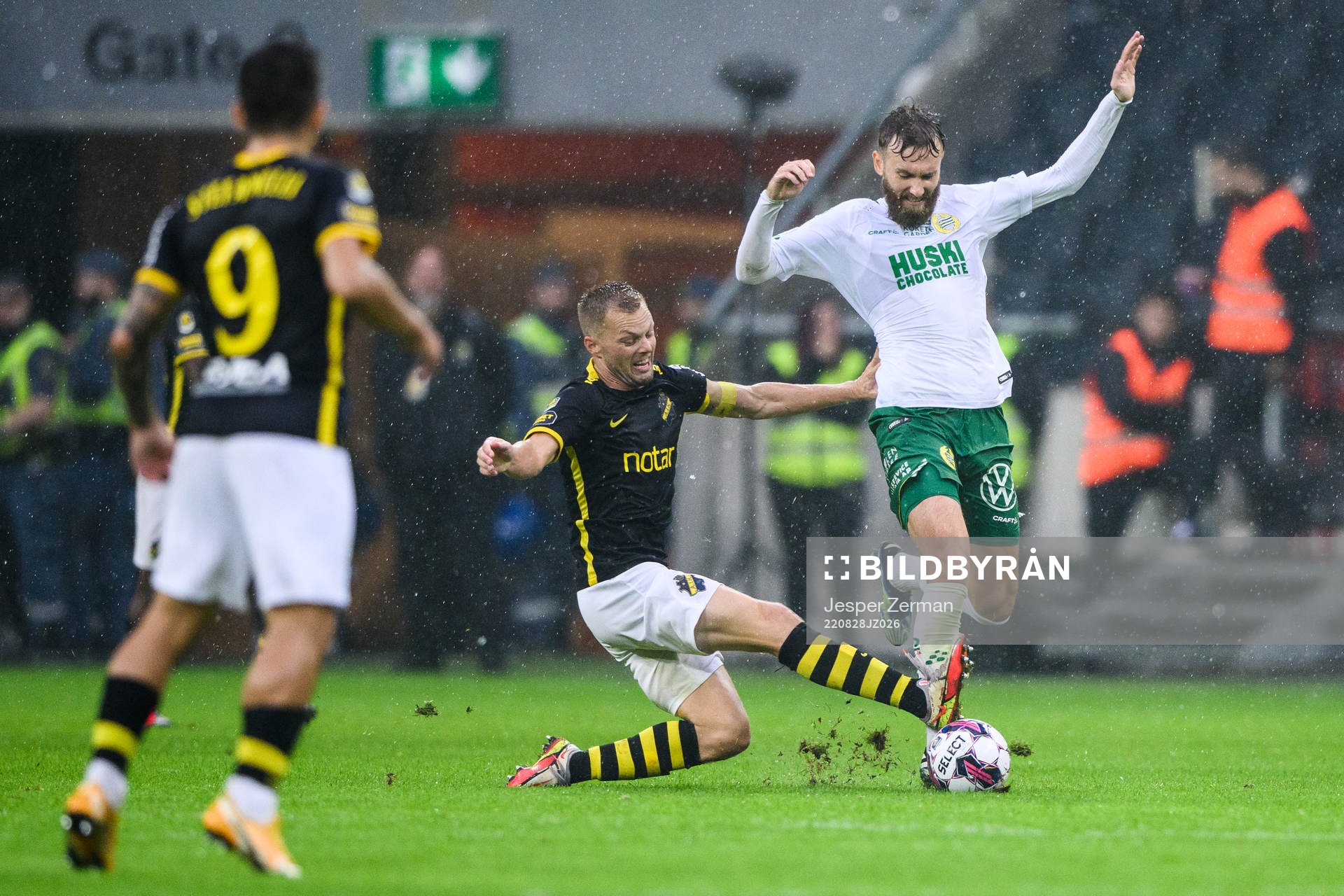 AIKs Sebastian Larsson och Hammarbys Simon Sandberg