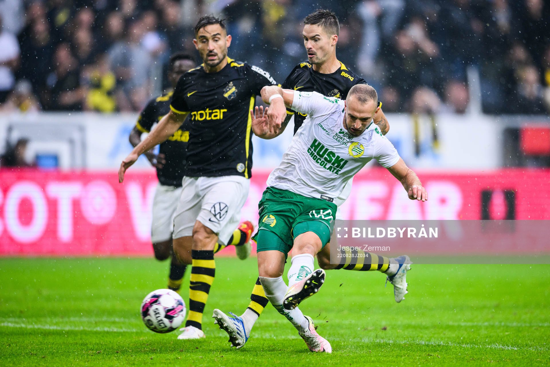 Hammarbys Veton Berisha gör 2-2, i bakgrunden AIKs