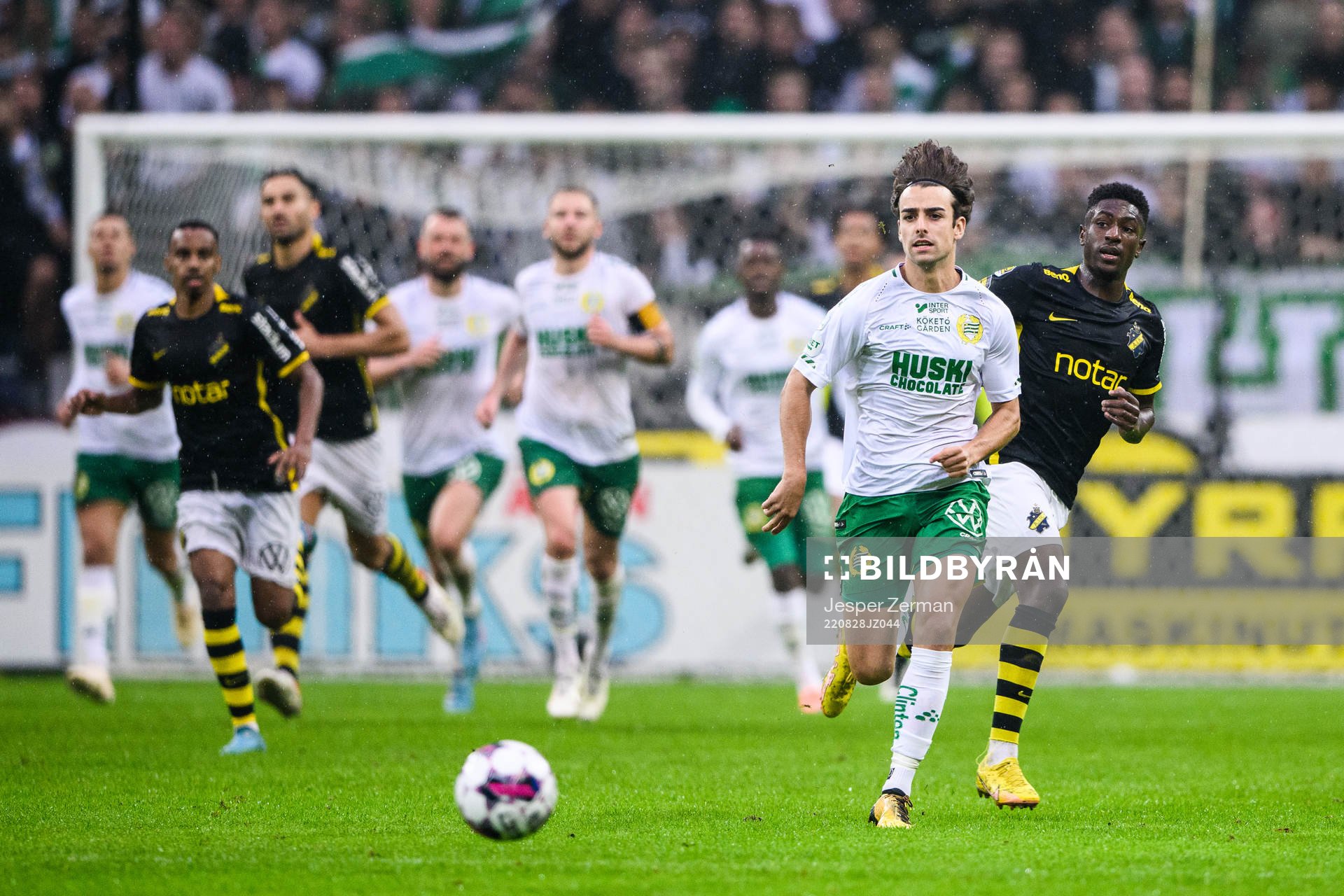 Hammarbys David Concha Salas och AIKs Josafat Mendes under fotbollsmatchen i Allsvenskan mellan AIK och Hammarby den 28 augusti 2022 i Stockholm.