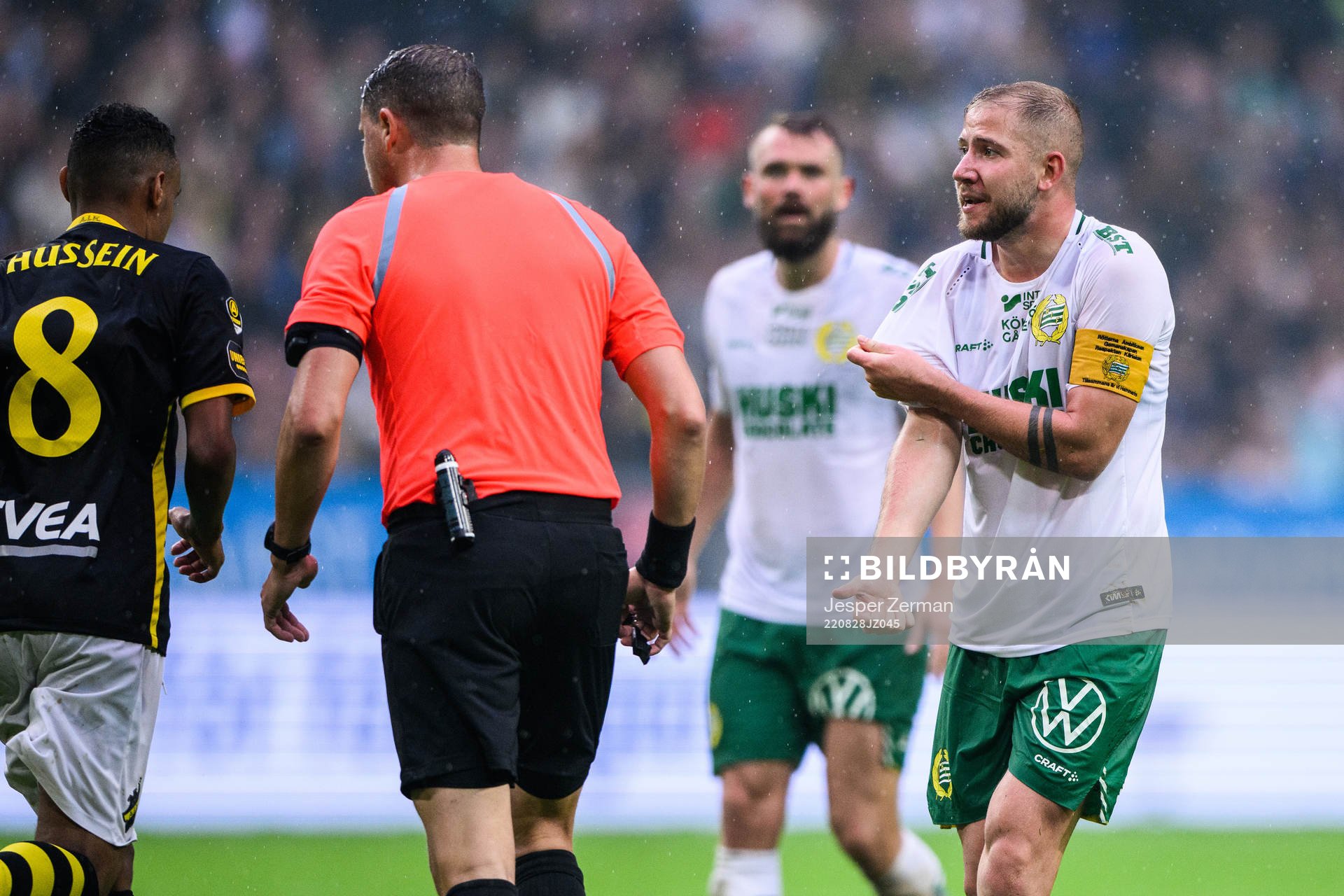 Hammarbys Darijan Bojanic reagerar mot domare Andreas Ekberg under fotbollsmatchen i Allsvenskan mellan AIK och Hammarby den 28 augusti 2022 i Stockholm.