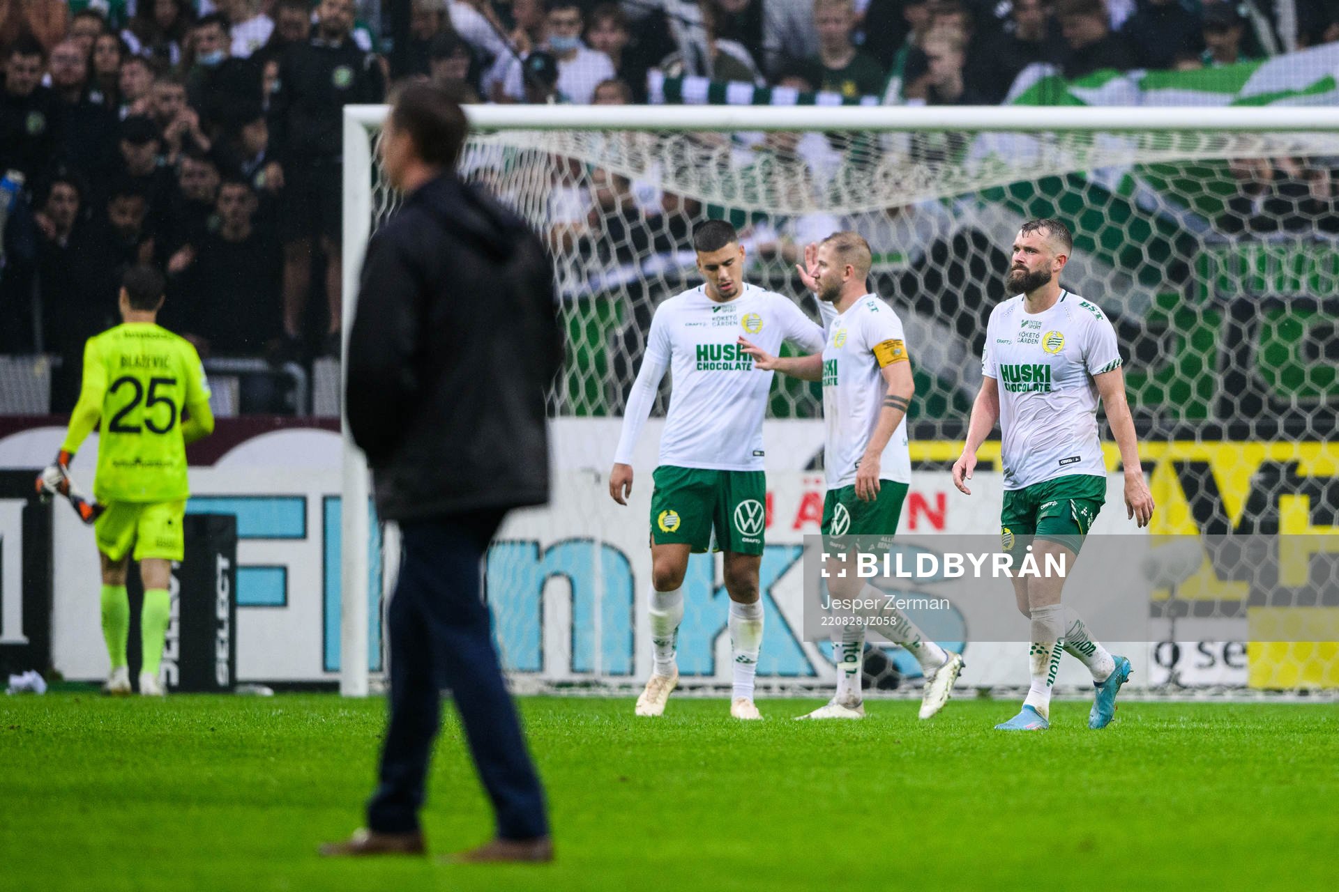 Hammarbys Simon Sandberg deppar med lagkamrater