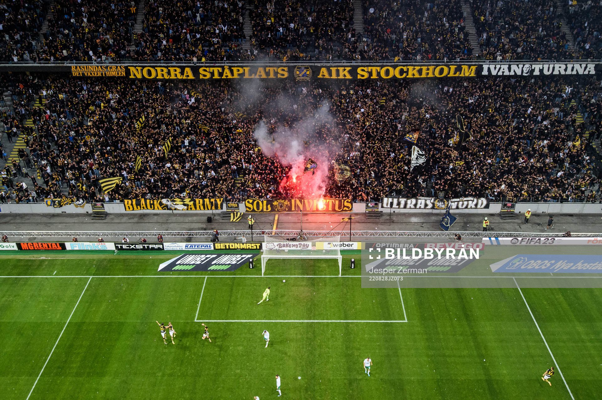 AIKs John Guidetti jublar med lagkamrater