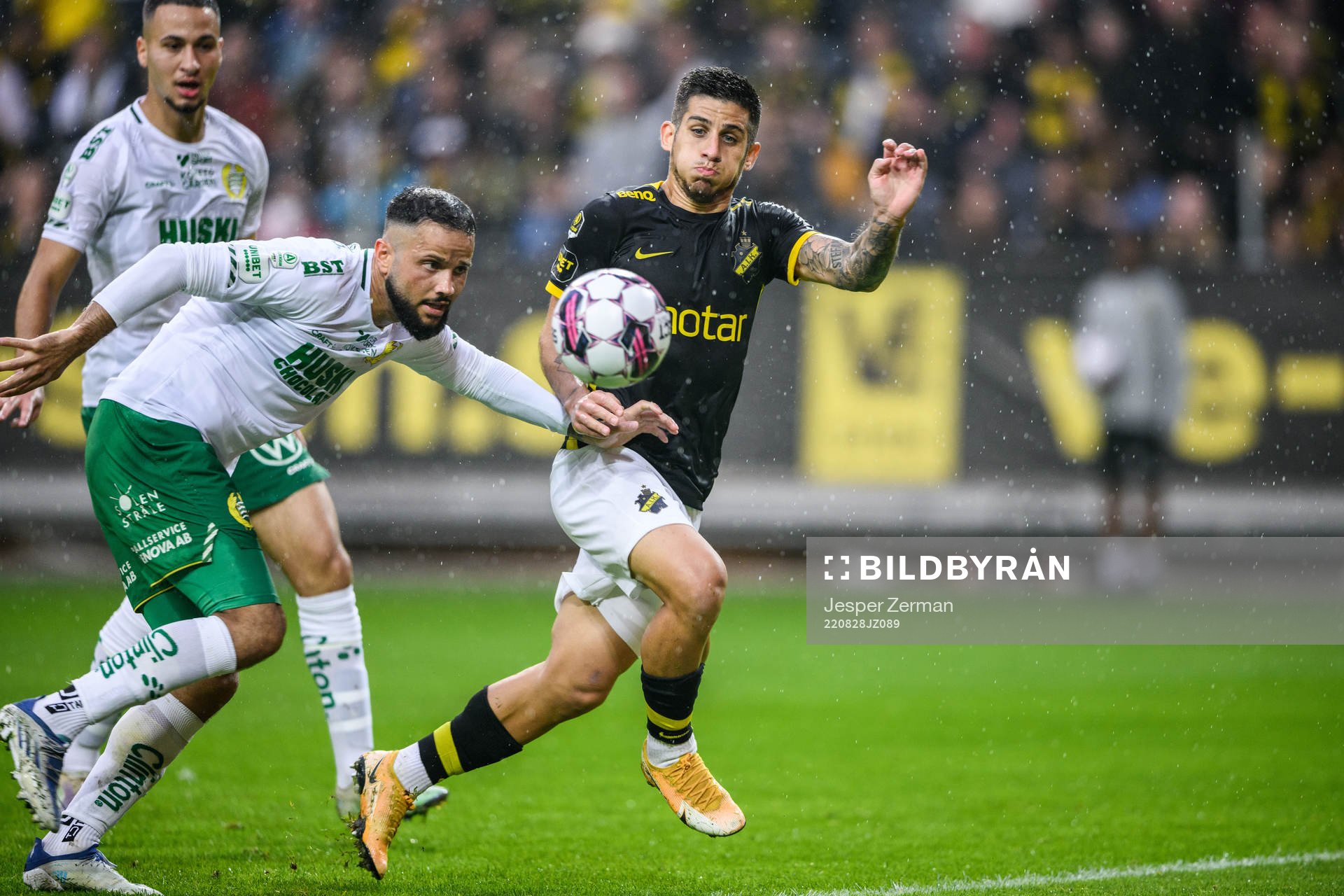 Hammarbys Mohanad Jeahze och AIKs Nicolas Stefanelli