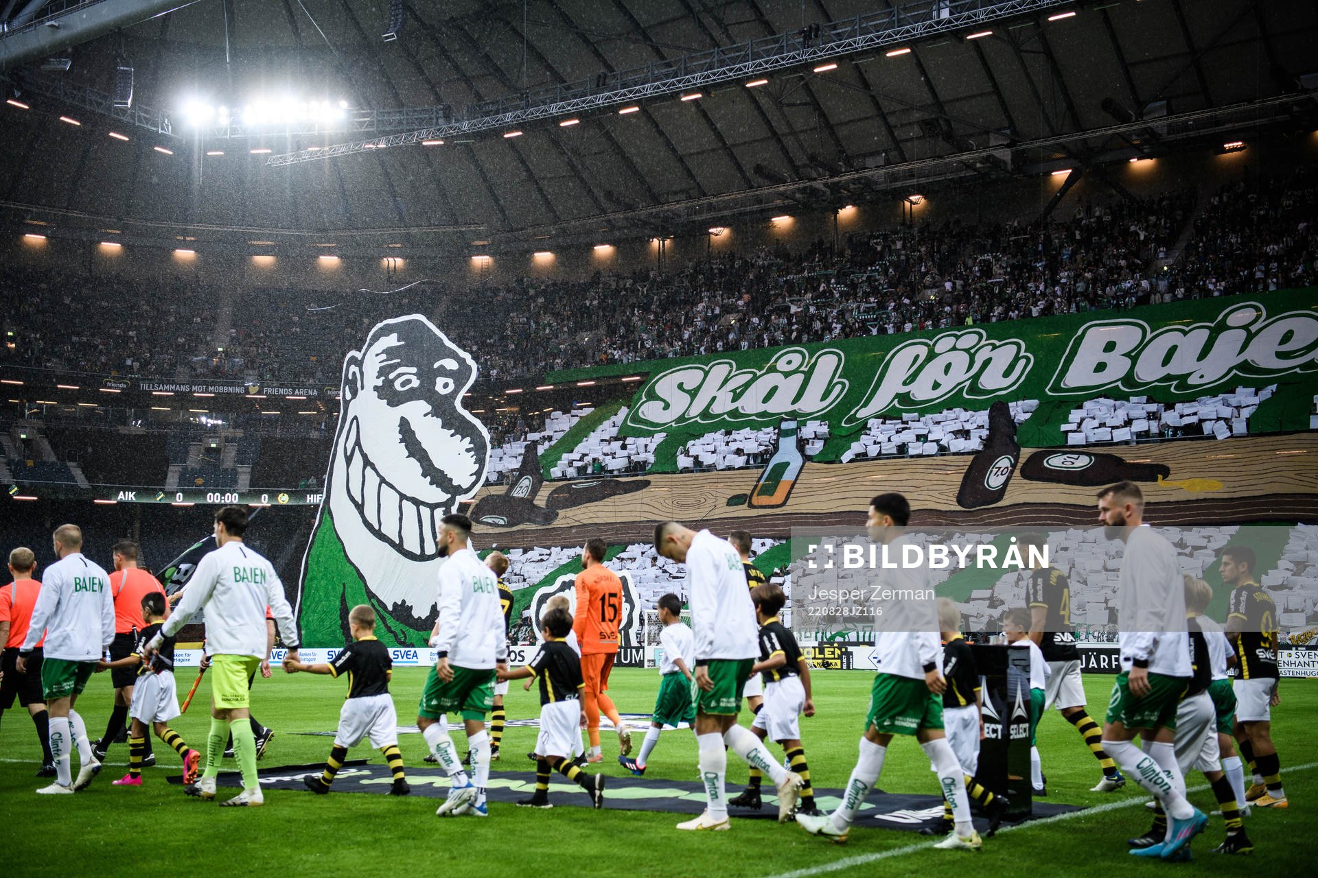 AIKs och Hammarbys spelare gör entré