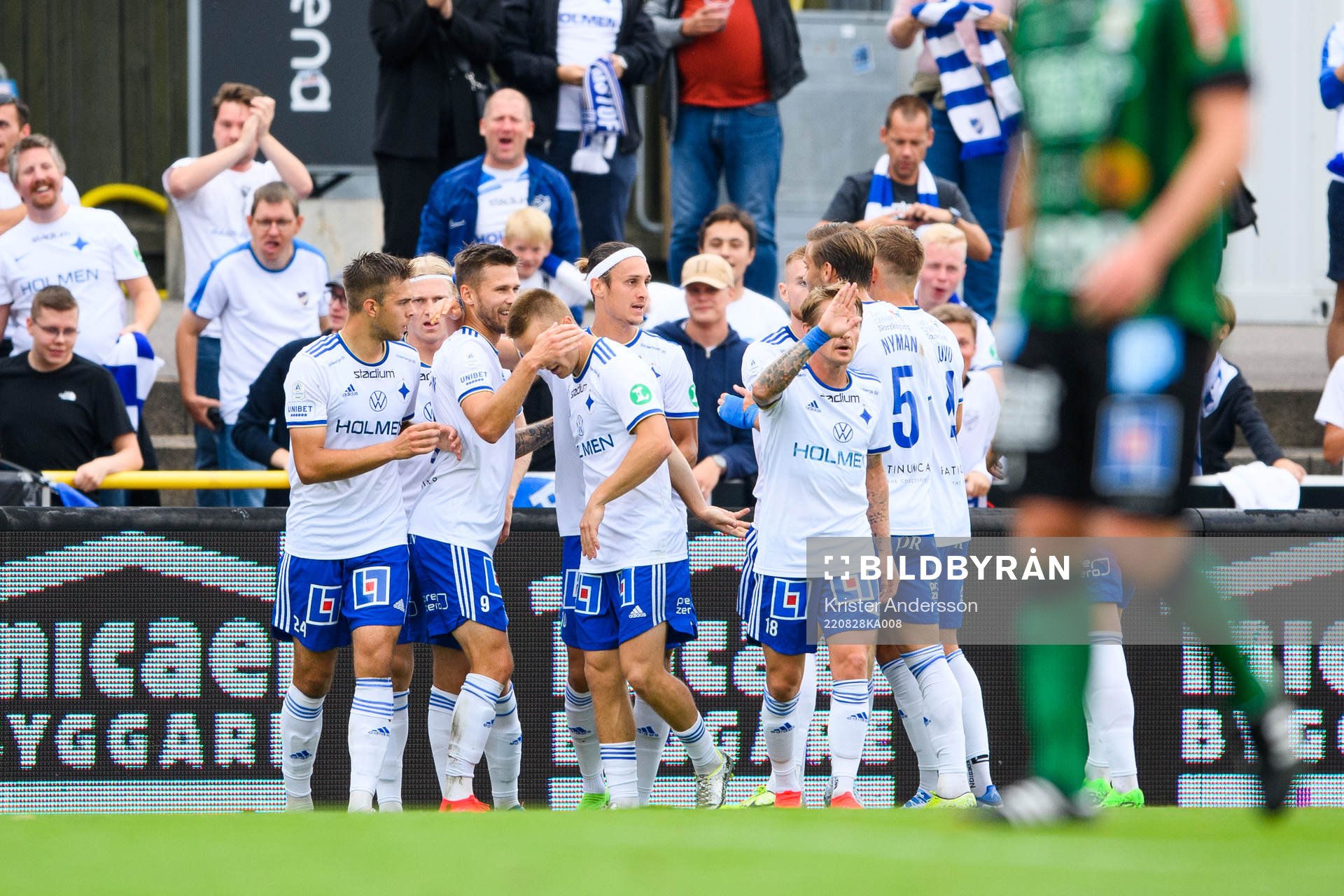 IFK Norrköpings Jonathan Levi jublar med lagkamrater