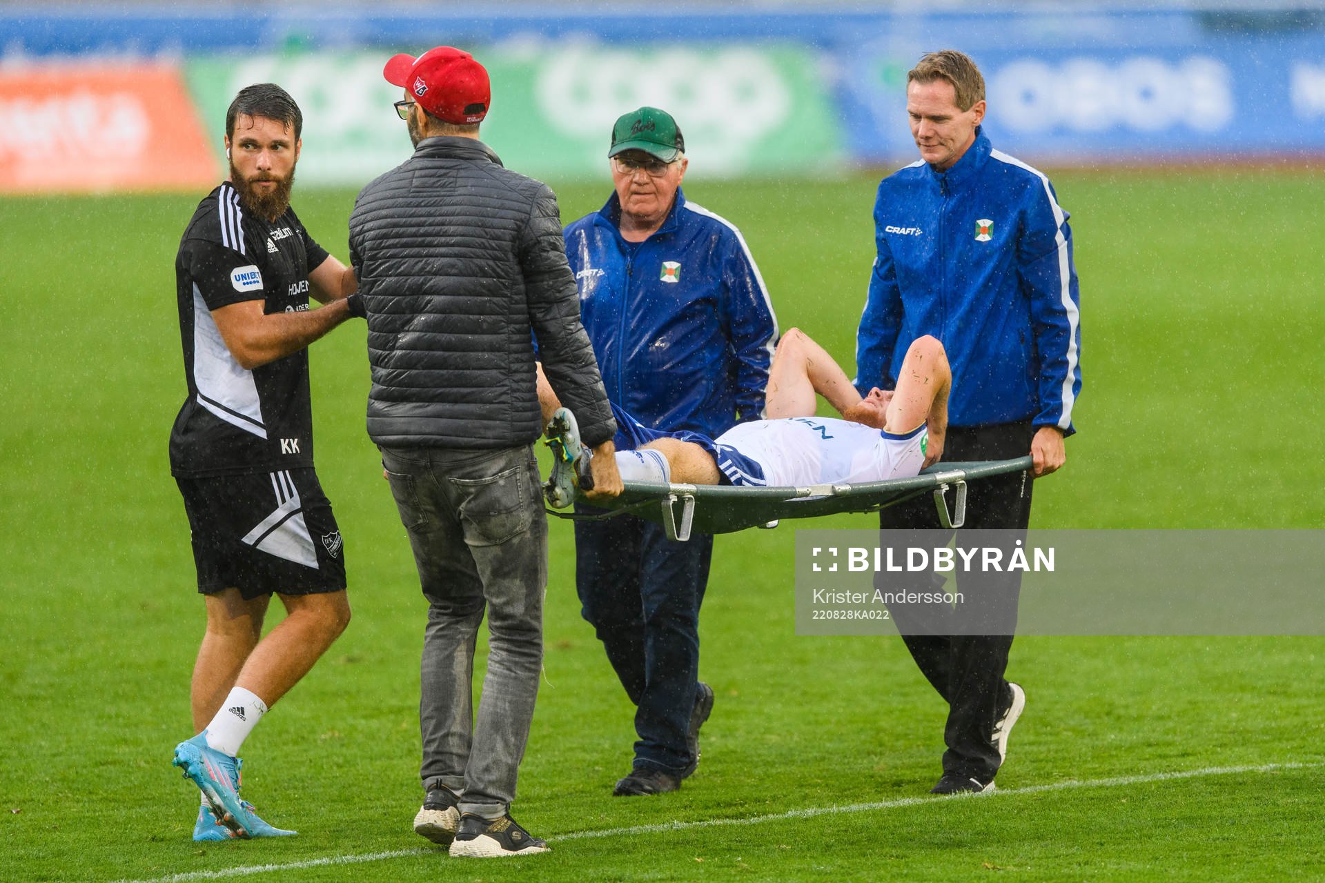 IFK Norrköpings Dino Salihovic blir utburen på bår