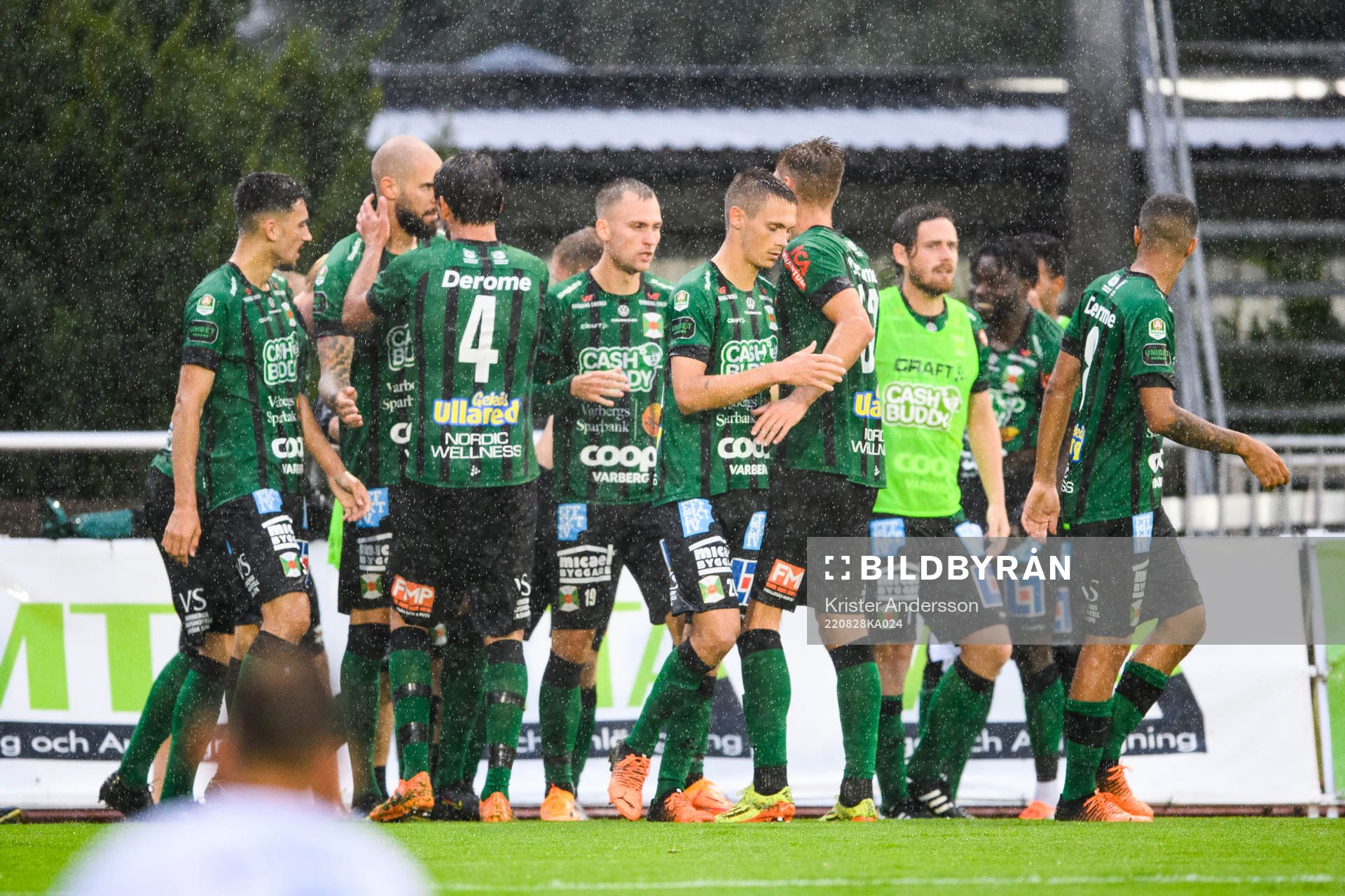 Varbergs Robin Simovic jublar med lagkamrater