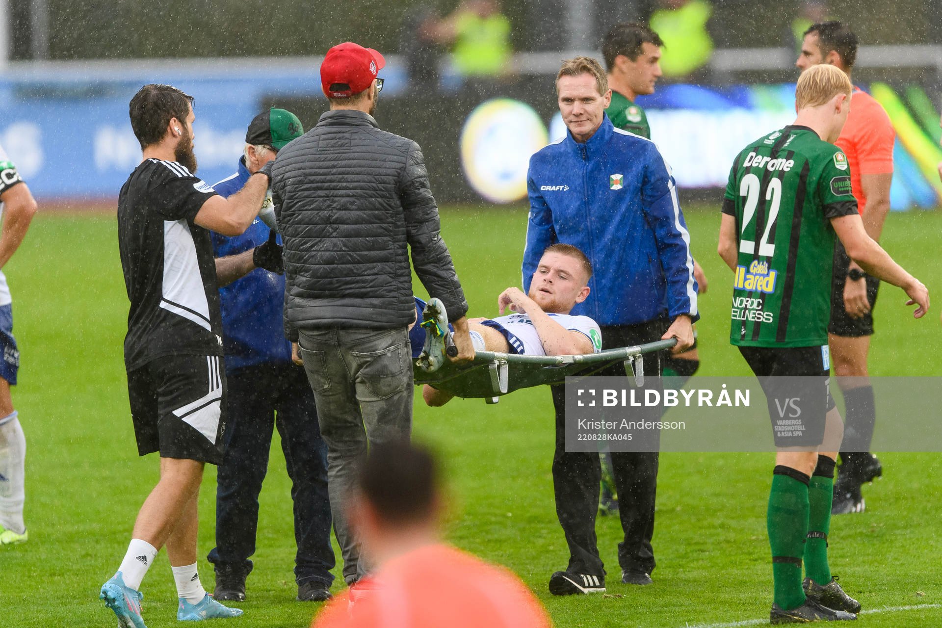 IFK Norrköpings Dino Salihovic blir utburen på bår