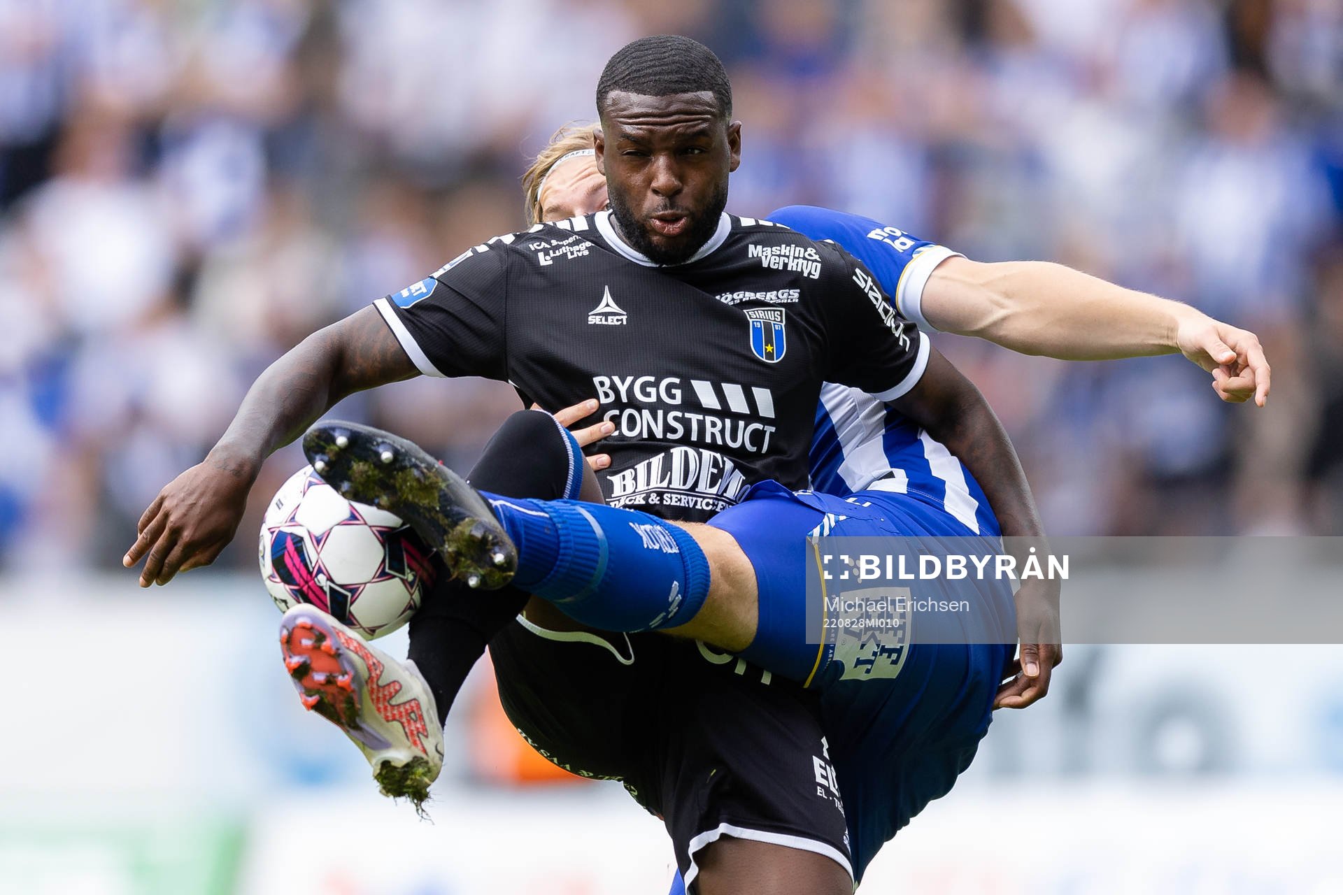 Sirius Christian Kouakou och IFK Göteborgs Johan Bångsbo under fotbollsmatchen i Allsvenskan mellan IFK Göteborg och Sirius den 28 augusti 2022 i Göteborg.