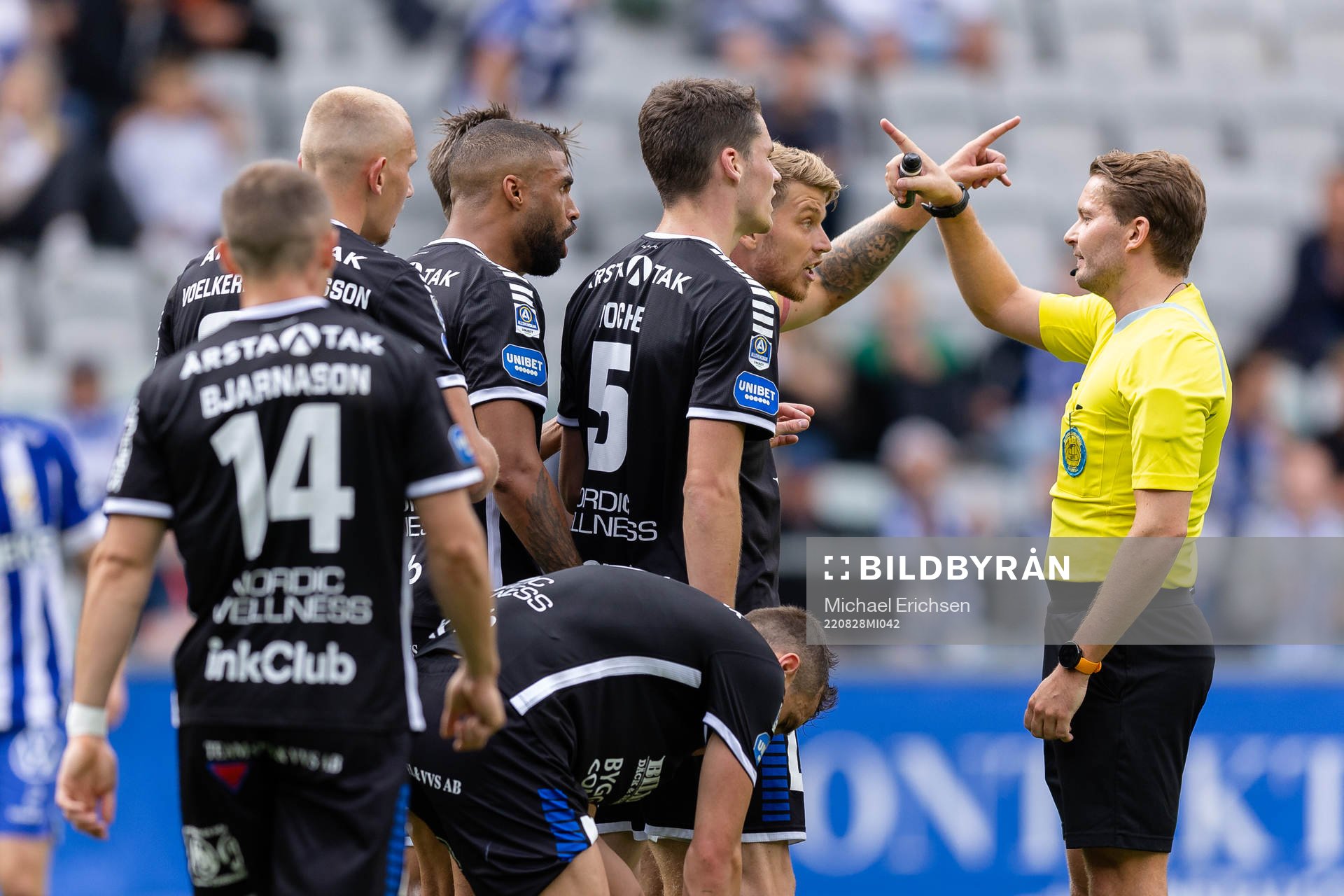 Sirius spelare reagerar på Domare Joakim Östling