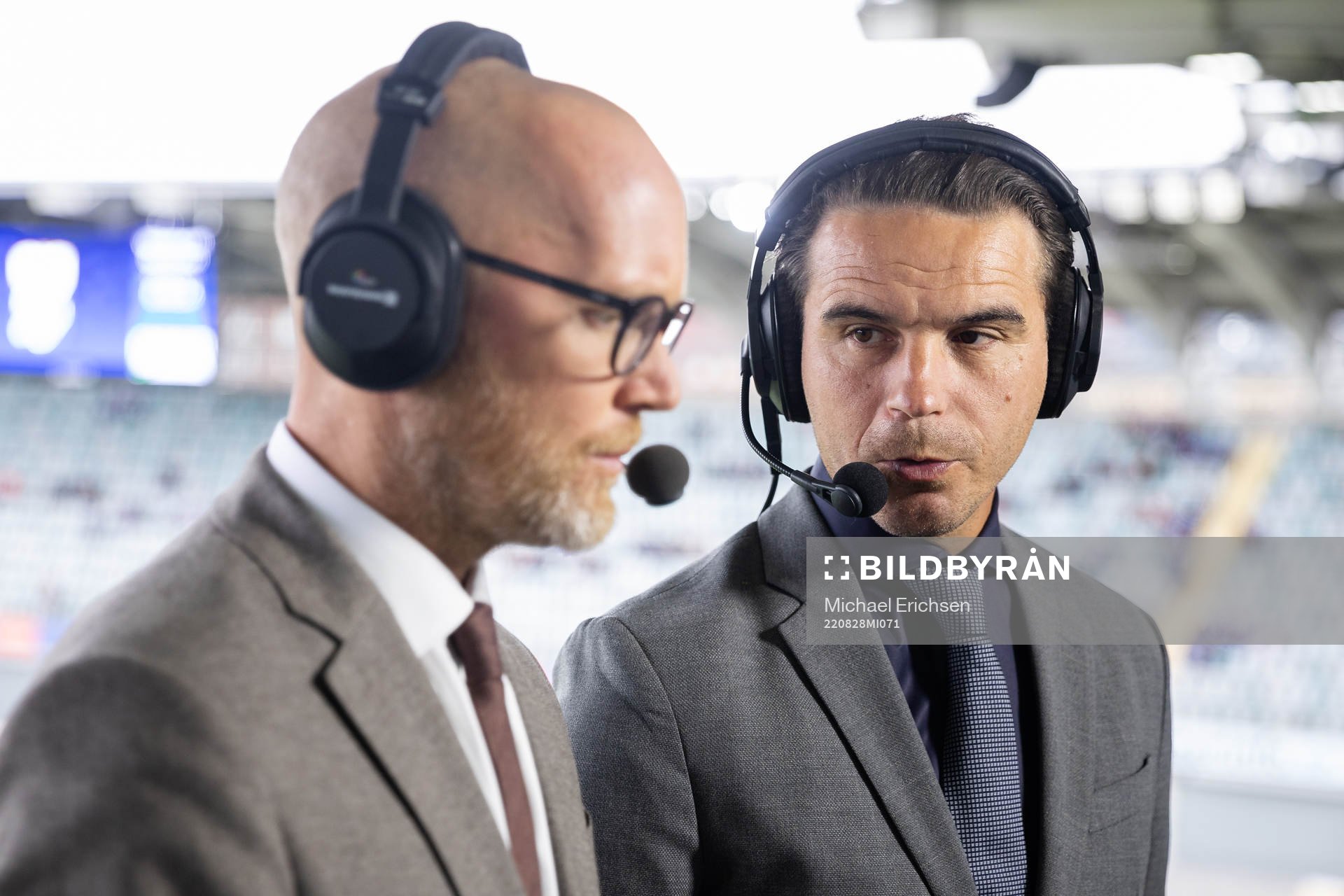 C Mores kommentator Petter Barrling och expertkommentator Nordin Gerzic under fotbollsmatchen i Allsvenskan mellan IFK Göteborg och Sirius den 28 augusti 2022 i Göteborg. 