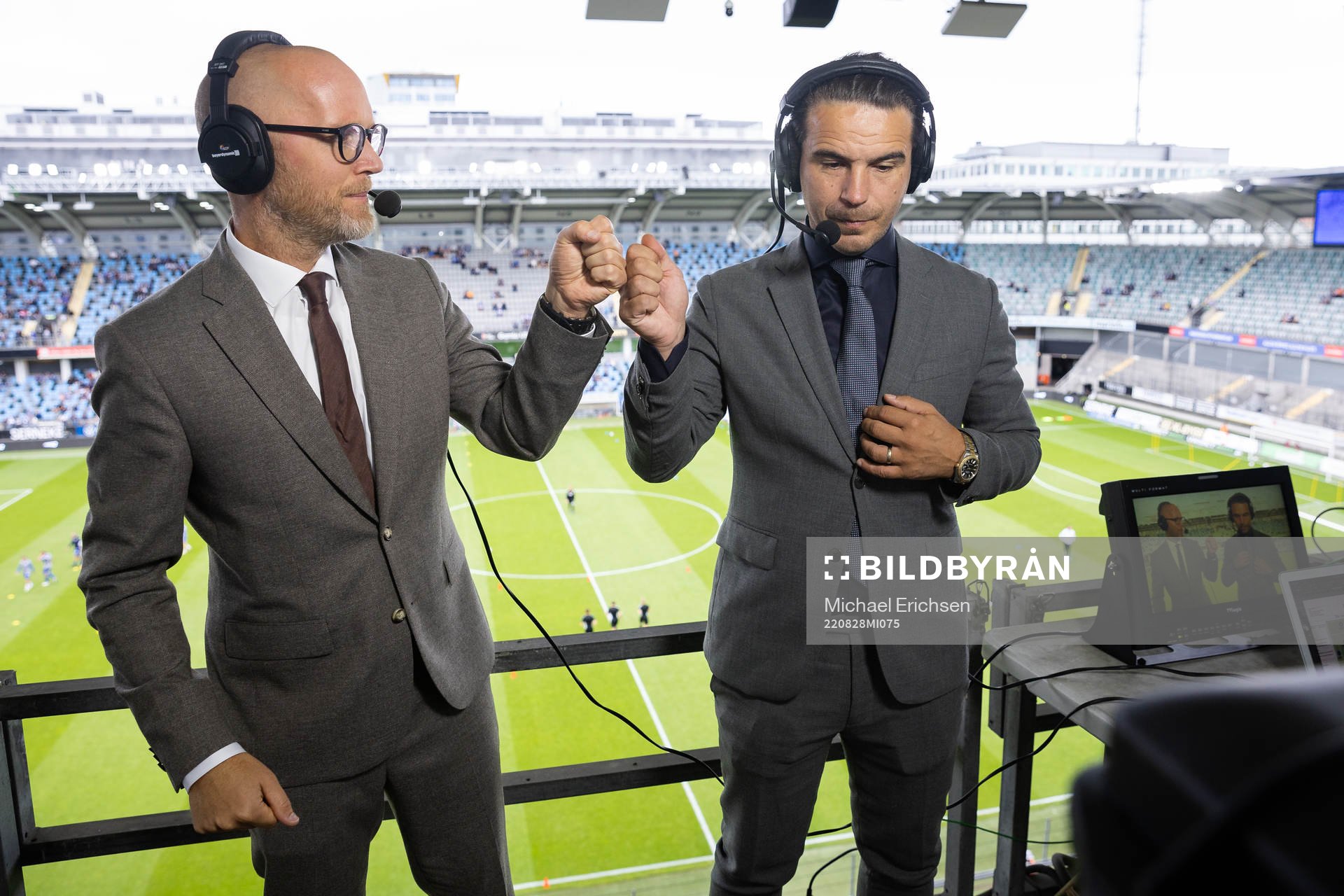 C Mores kommentator Petter Barrling och expertkommentator Nordin Gerzic innan fotbollsmatchen i Allsvenskan mellan IFK Göteborg och Sirius den 28 augusti 2022 i Göteborg.