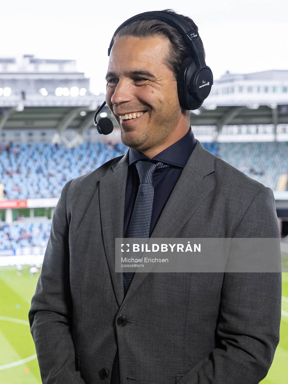 C Mores expertkommentator Nordin Gerzic innan fotbollsmatchen i Allsvenskan mellan IFK Göteborg och Sirius den 28 augusti 2022 i Göteborg.