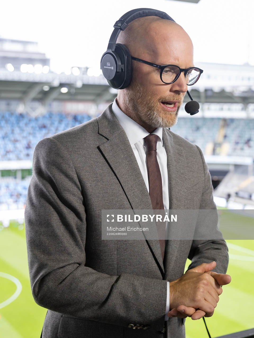 C Mores kommentator Petter Barrling innan fotbollsmatchen i