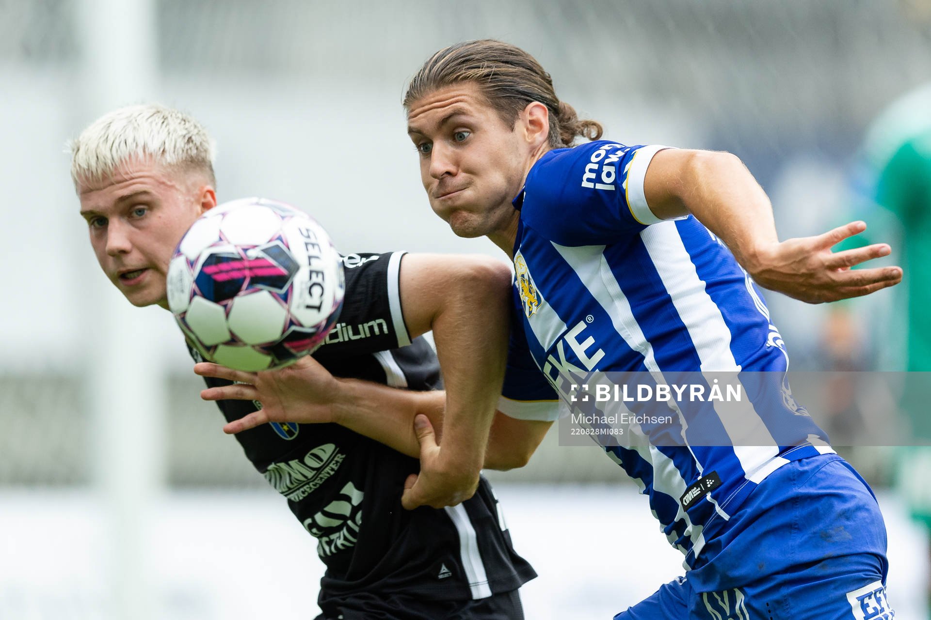 Sirius Oli Valur Omarsson och IFK Göteborgs Eman Markovic under fotbollsmatchen i Allsvenskan mellan IFK Göteborg och Sirius den 28 augusti 2022 i Göteborg.