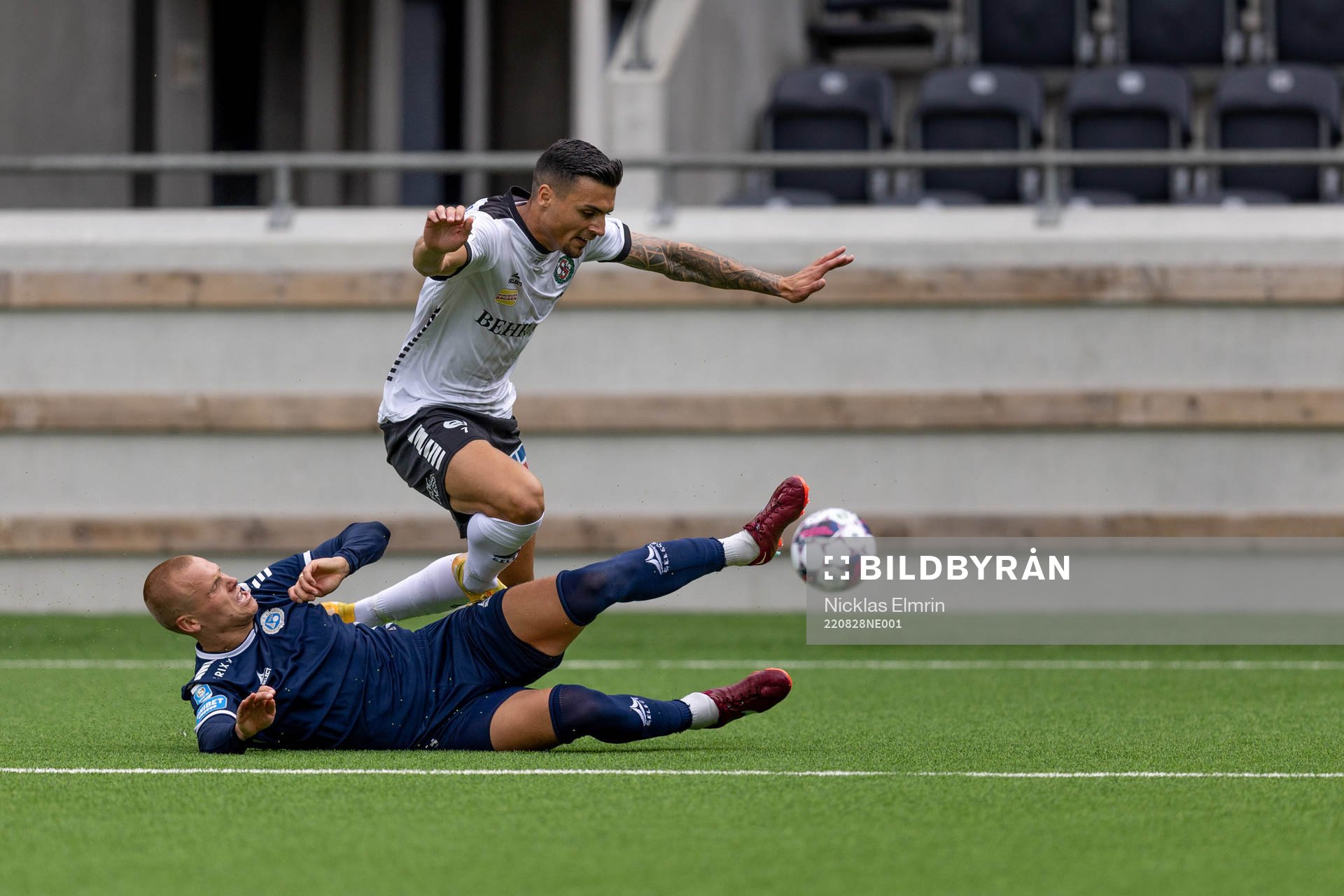 Örebros Ahmed Yasin och Utsiktens Erik Westermark under fotbollsmatchen i Superettan mellan Utsikten och Örebro den 28 augusti 2022 i Göteborg.