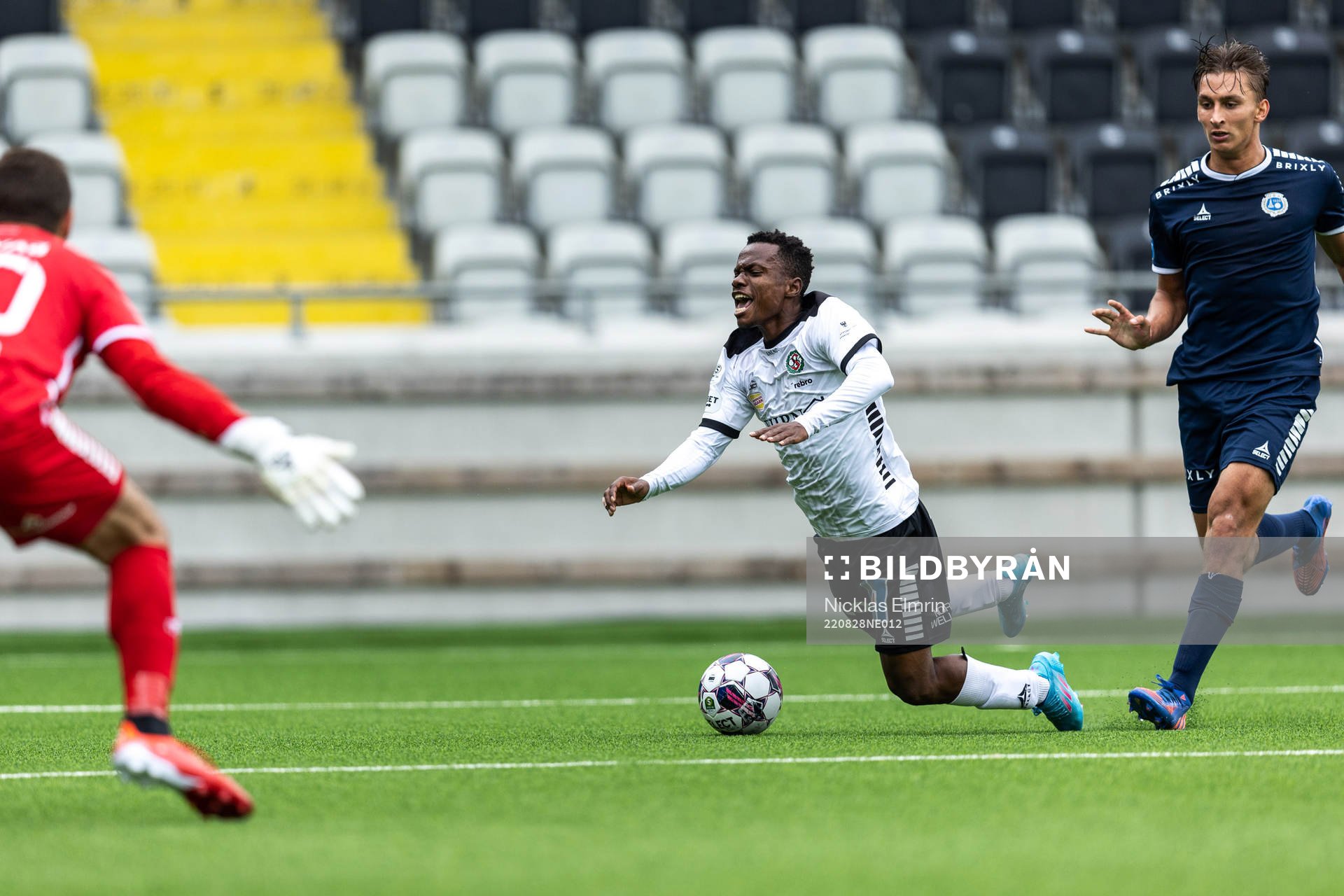 Örebros Alfred Olatomi Olaniyan får en straff under fotbollsmatchen i Superettan mellan Utsikten och Örebro den 28 augusti 2022 i Göteborg. 