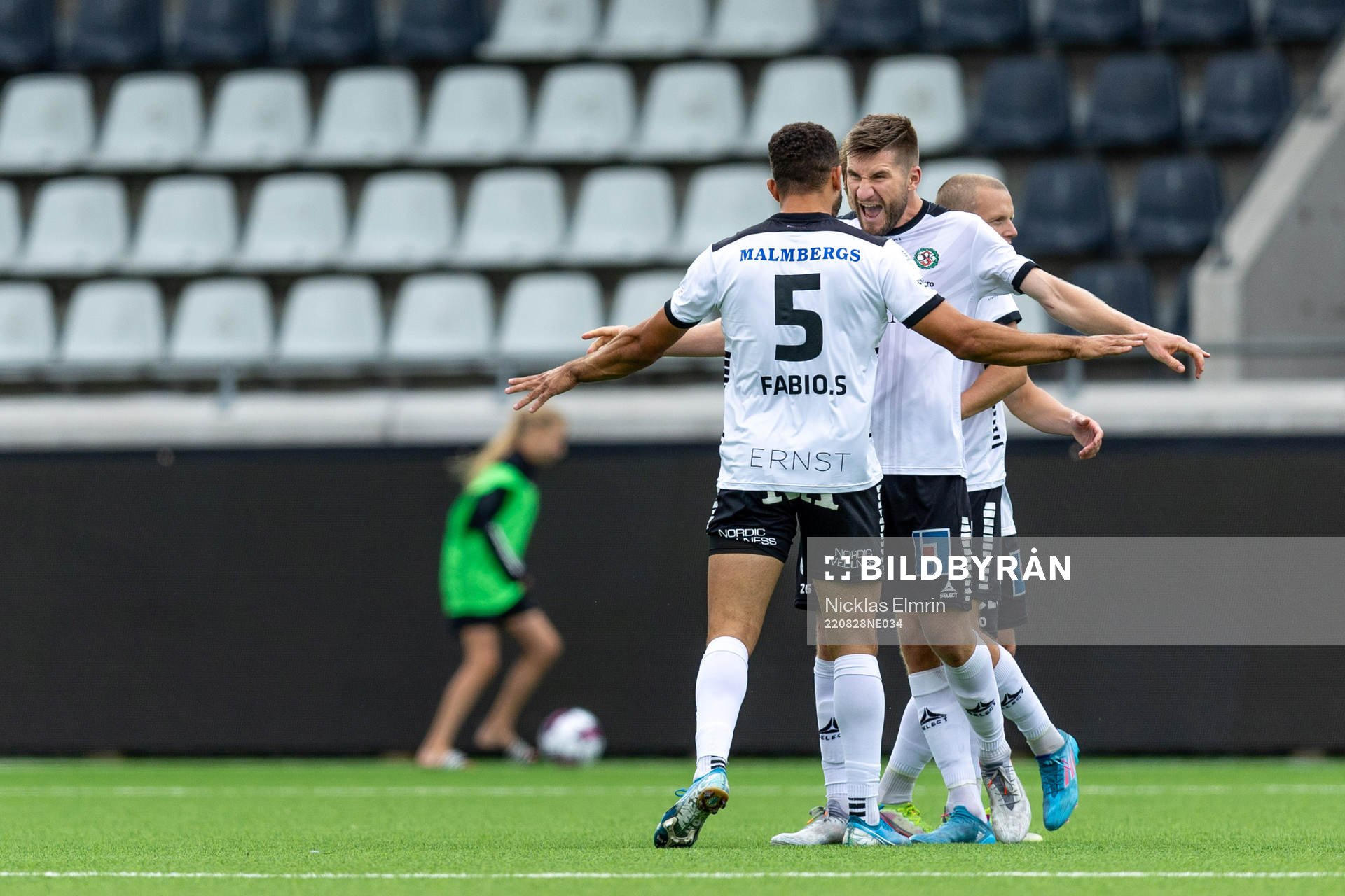 Örebros Axel Oskar Andrésson och Fabio de Sousa Silva jublar efter segern i fotbollsmatchen i Superettan mellan Utsikten och Örebro den 28 augusti 2022 i Göteborg. 