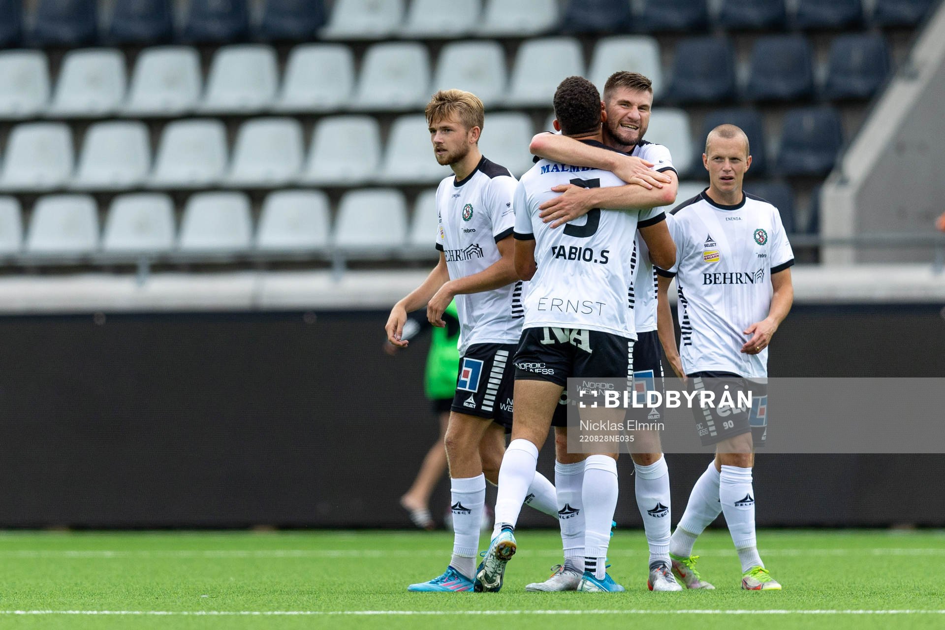 Örebros Axel Oskar Andrésson och Fabio de Sousa Silva jublar efter segern i fotbollsmatchen i Superettan mellan Utsikten och Örebro den 28 augusti 2022 i Göteborg.