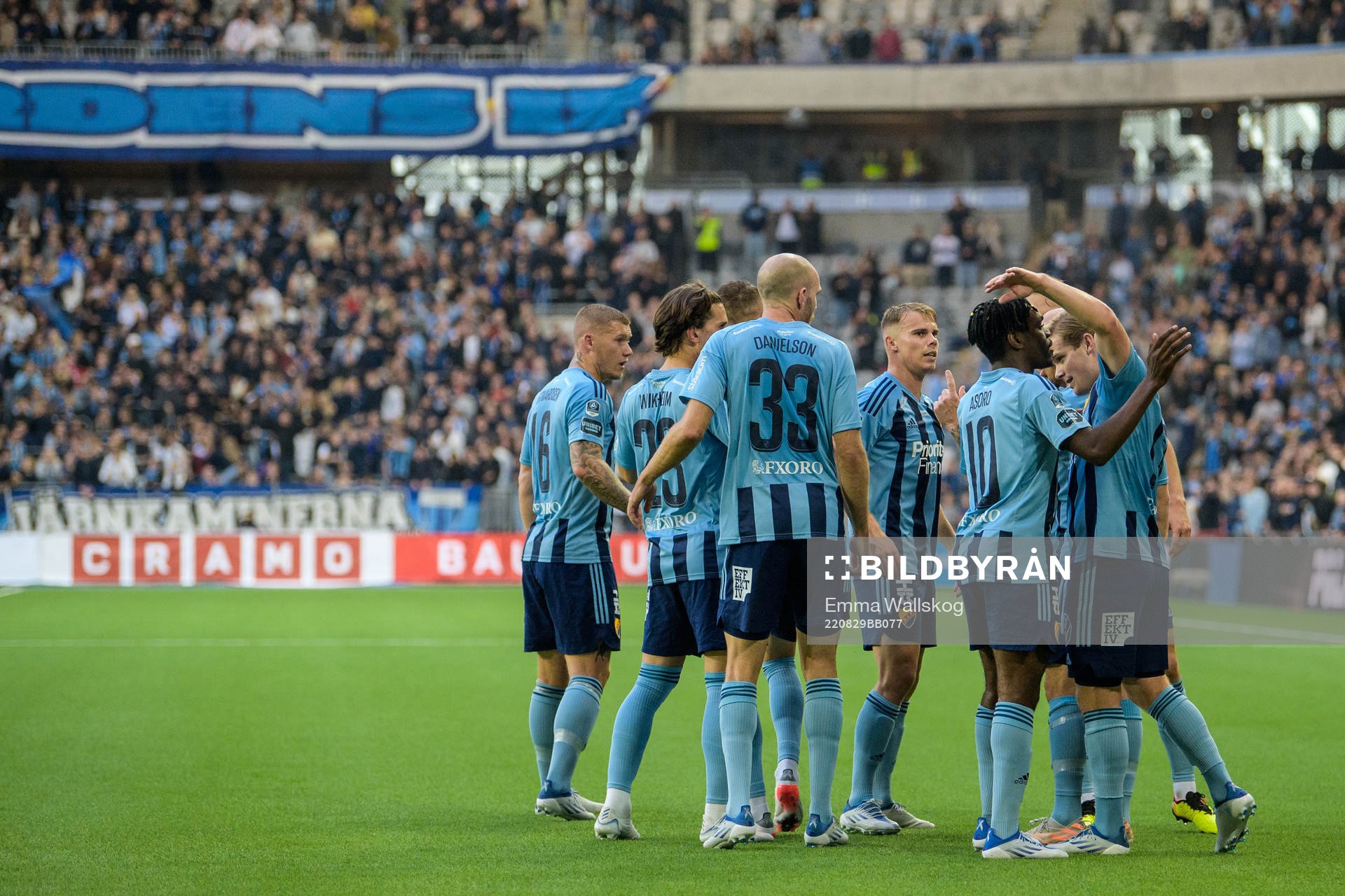 Djurgårdens Hampus Finndell jublar med lagkamrater
