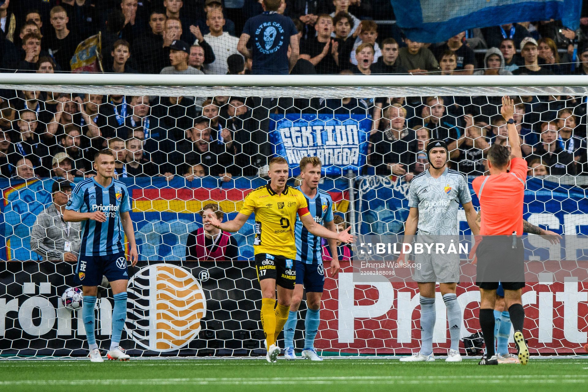Elfsborgs Per Frick reagerar mot domare Bojan Pandzic