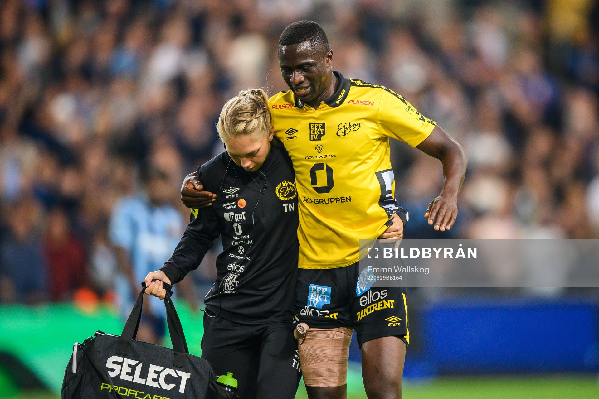 Elfsborgs Maudo Lamine Jarjue har ont och lämnar planen under fotbollsmatchen i Allsvenskan mellan Djurgården och Elfsborg den 29 augusti 2022 i Stockholm.