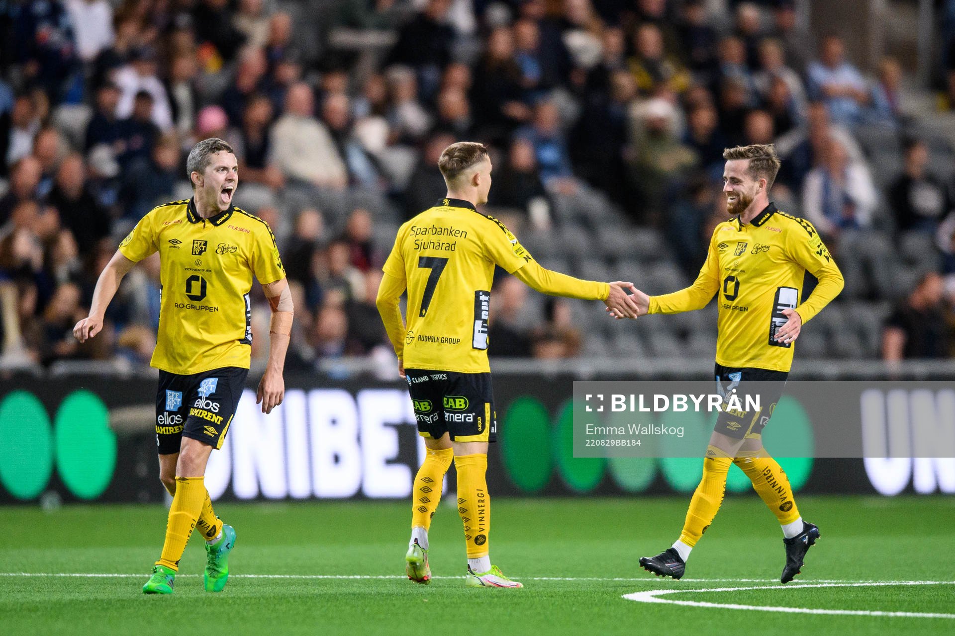 Elfsborgs Jacob Ondrejka och Rasmus Alm jublar efter 2-1 under fotbollsmatchen i Allsvenskan mellan Djurgården och Elfsborg den 29 augusti 2022 i Stockholm.
