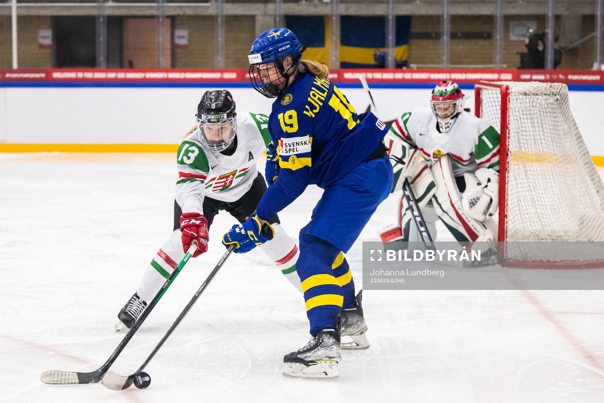 Lotti Odnoga of Hungary and Sara Hjalmarsson of Sweden