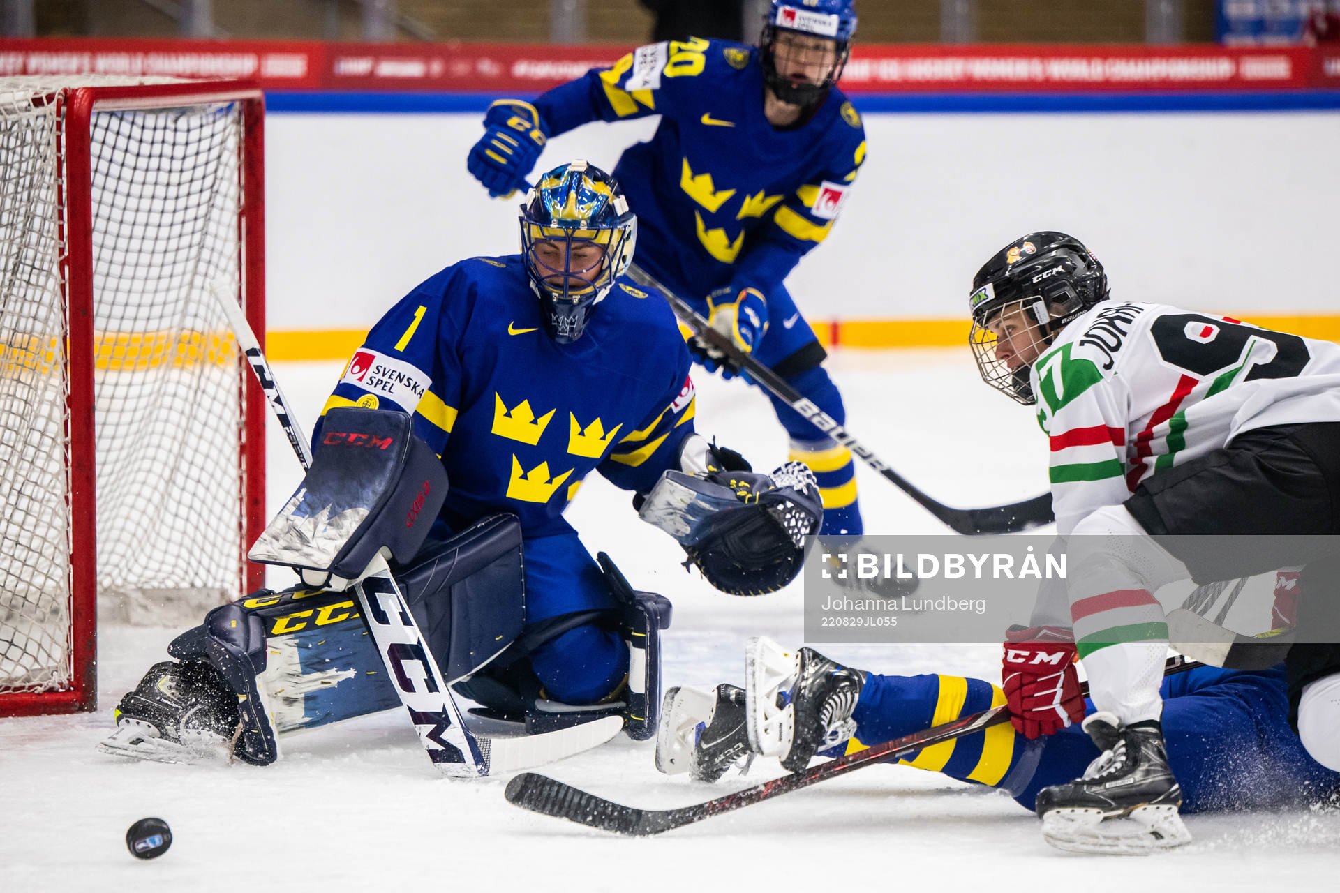 goaltender Ida Boman of Sweden and Kinga Jokai-Szilagyi of