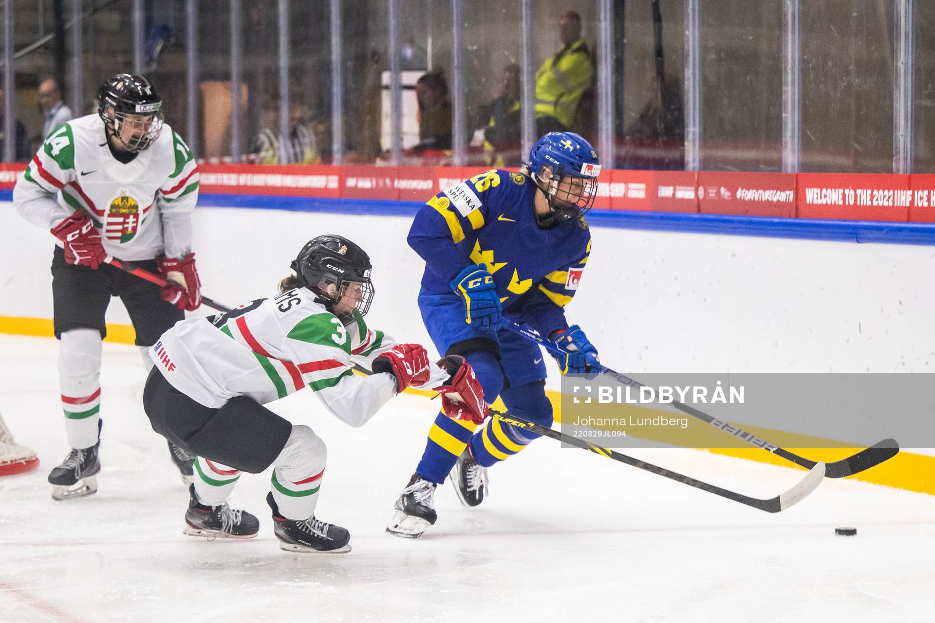 Hayley Williams of Hungary and Hanna Olsson of Sweden